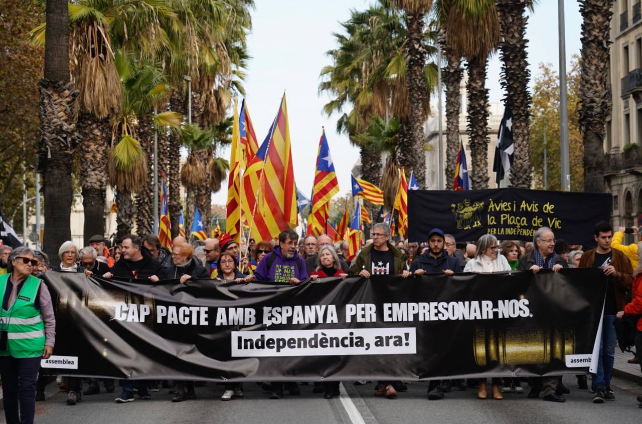 Capçalera la manifestació de l'ANC contra el delicte de desordres públics agreujats que es vol introduir al Codi Penal espanyol com a contrapartida per derogar el de sedició, amb Dolors Feliu i Jordi Pesarrodona / Mireia Comas