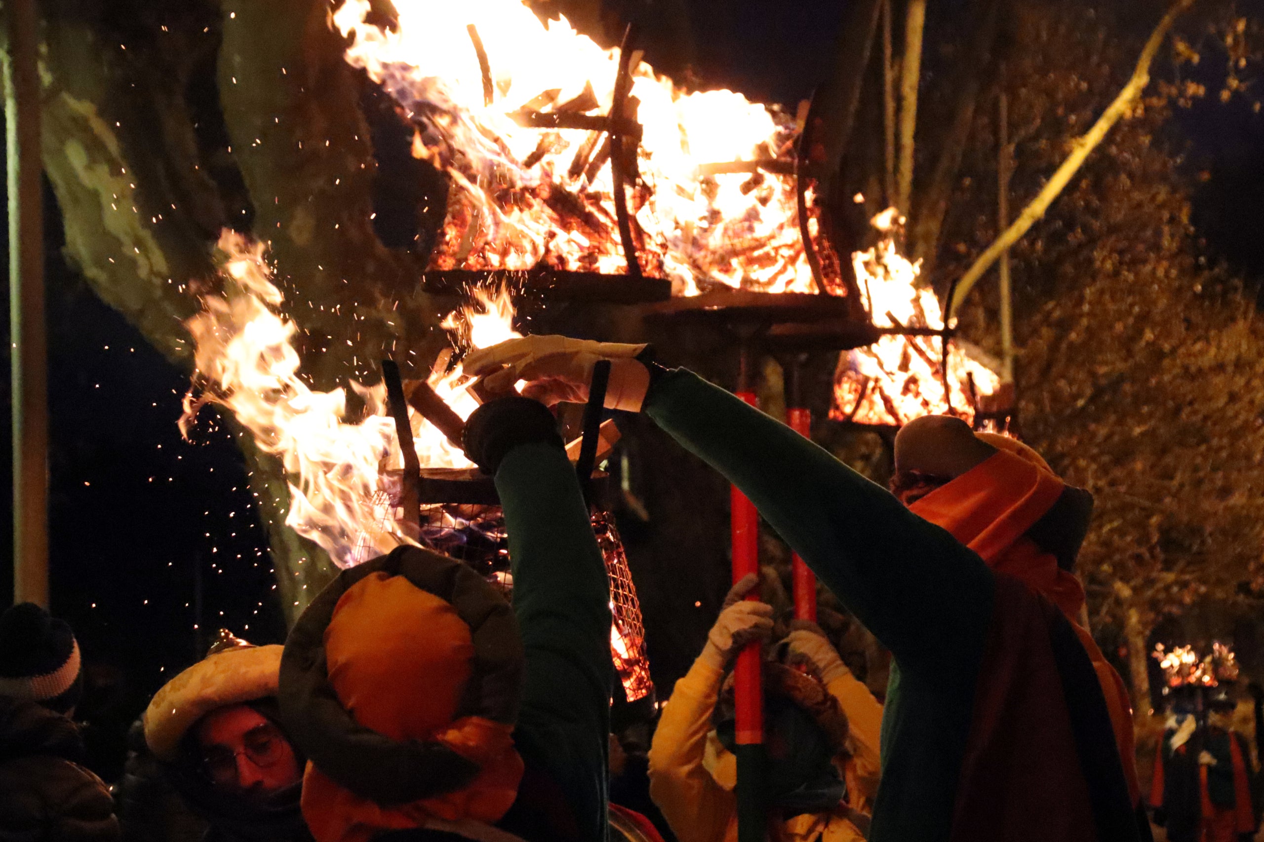 Les teieres no han deixat de cremar durant tota la cavalcada a Vic | ACN