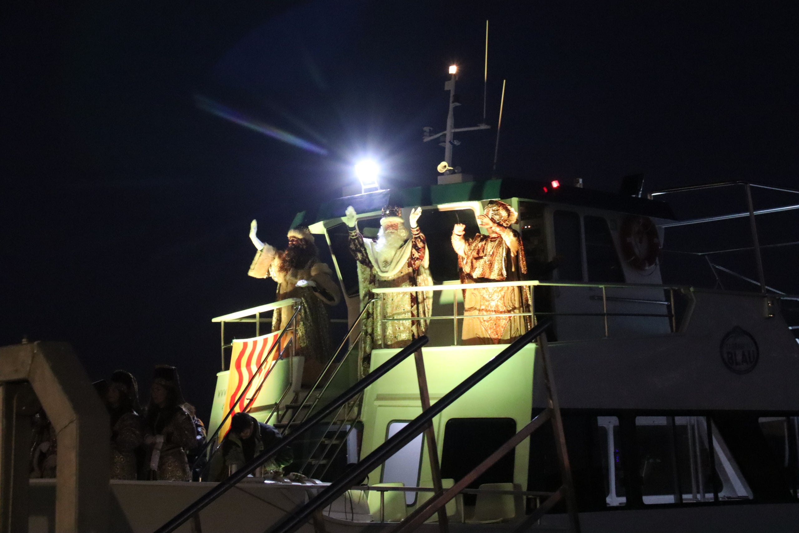 Els Reis d'Orient han arribat en vaixell al barri del Serrallo de Tarragona, des d'on ha començat la rua | ACN