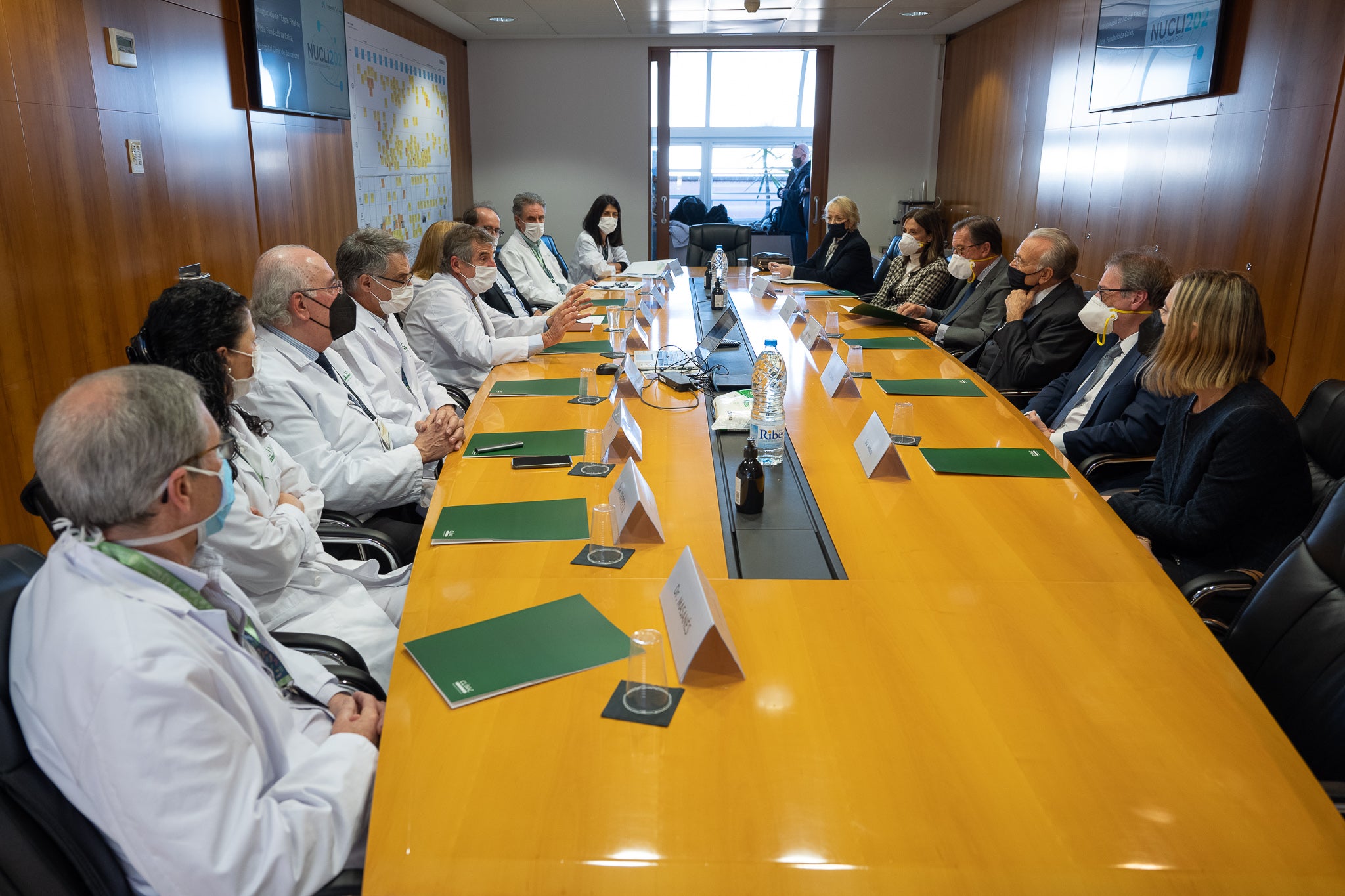 El president de la Fundació ”la Caixa”, Isidre Fainé, i el director general de l’hospital Clínic Barcelona, Josep M. Campistol, han visitat el nou Espai Fundació ”la Caixa” d’Atenció Integral, ubicat en la unitat d’oncologia mèdica del centre. @ Francisco Avia.