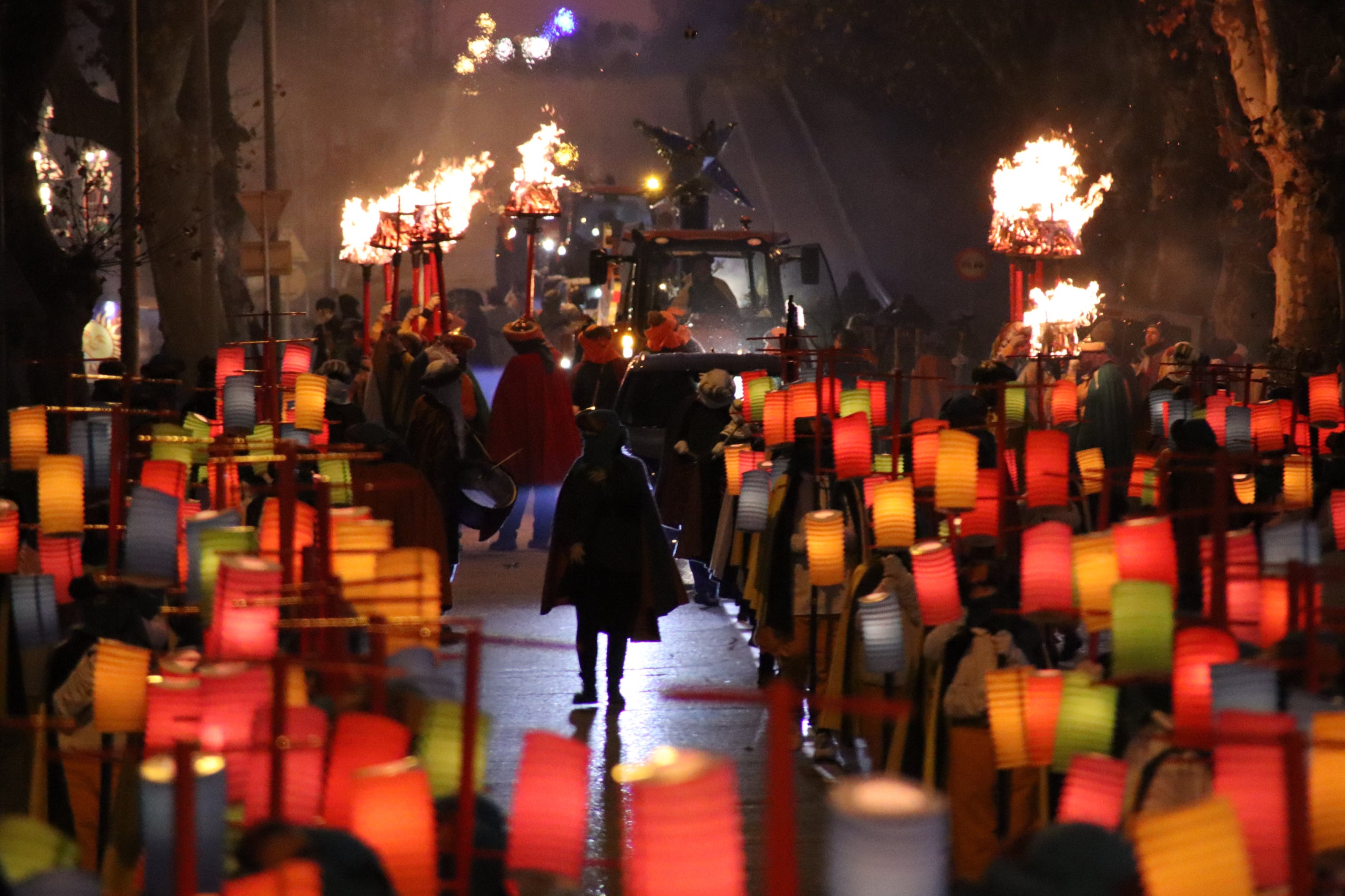 La cavalcada dels Reis a Vic recupera el tradicional foc dels teiers i l'olor a espígol amb una rua multitudinària | ACN