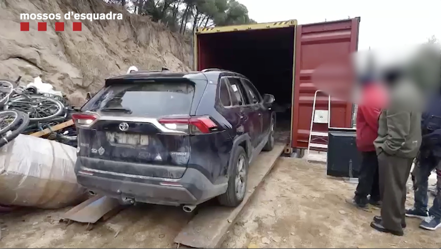 Un dels cotxes robats per la banda desarticulada pels Mossos d'Esquadra, que els guardava en una finca de Mataró i els enviava per mar a Gàmbia / CME