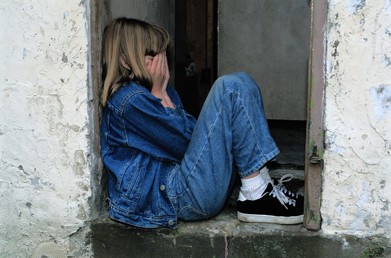 Una adolescent amb les mans a la cara / Pixabay