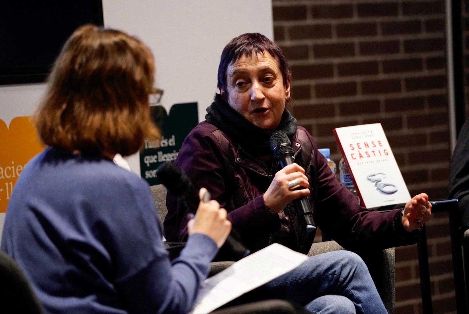 Tura Soler, en el moment de presentar el seu llibre en conversa amb Sílvia Barroso/Mireia Comas