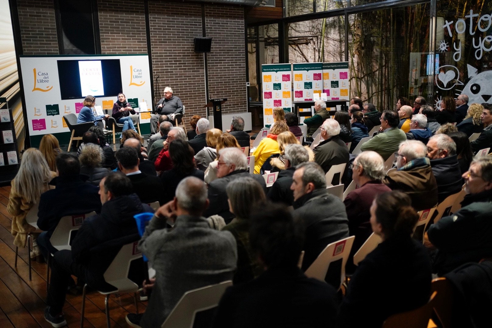 Una imatge general de la presentació de Sense Càstig que ha omplert com un ou la Casa del Llibre de Barcelona/Mireia Comas