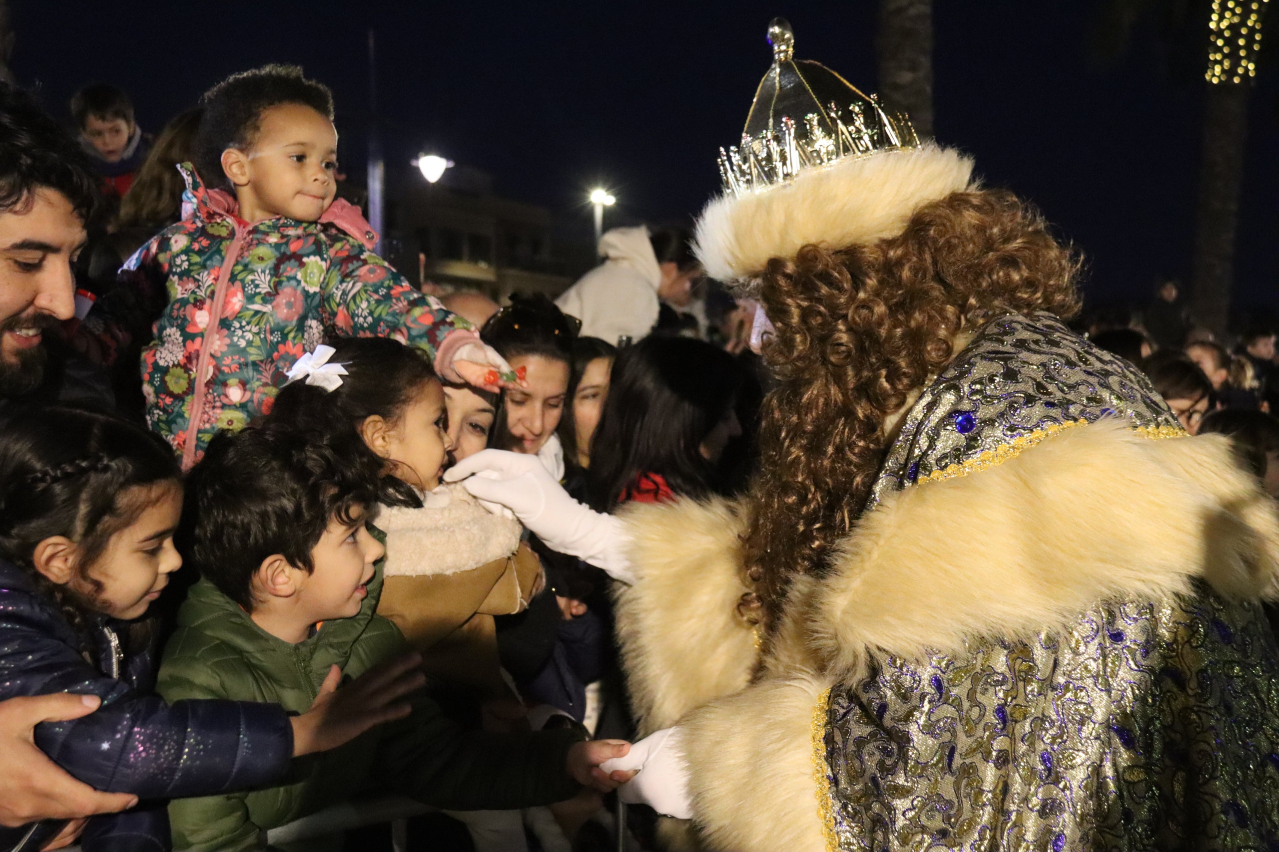 El rei Gaspar saludant els nens i nenes en la seva arribada a Tarragona | ACN