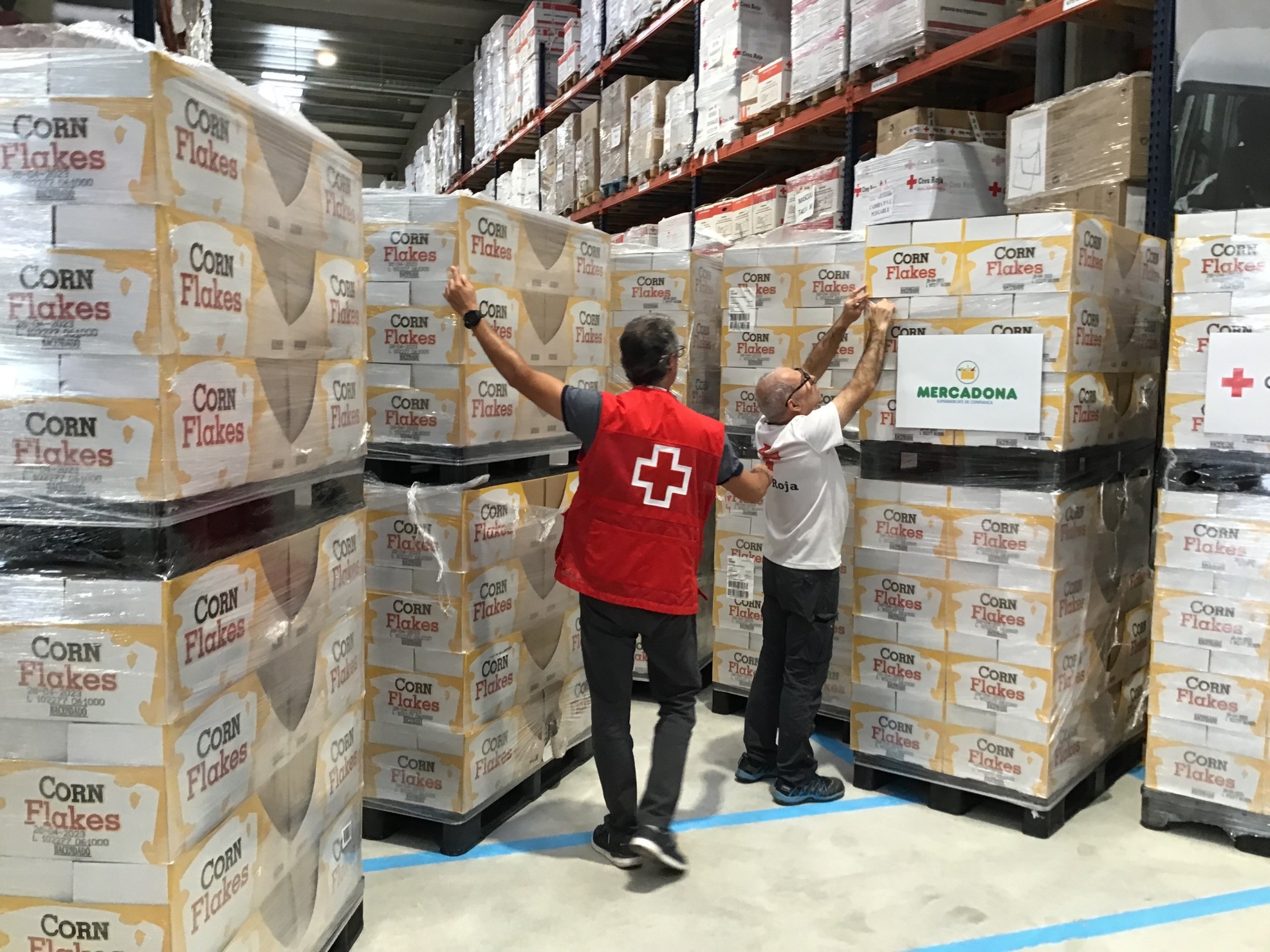 Lliurament de paquets de cereals Hacendado a la Creu Roja a Catalunya l'octubre de 2022 / Mercadona
