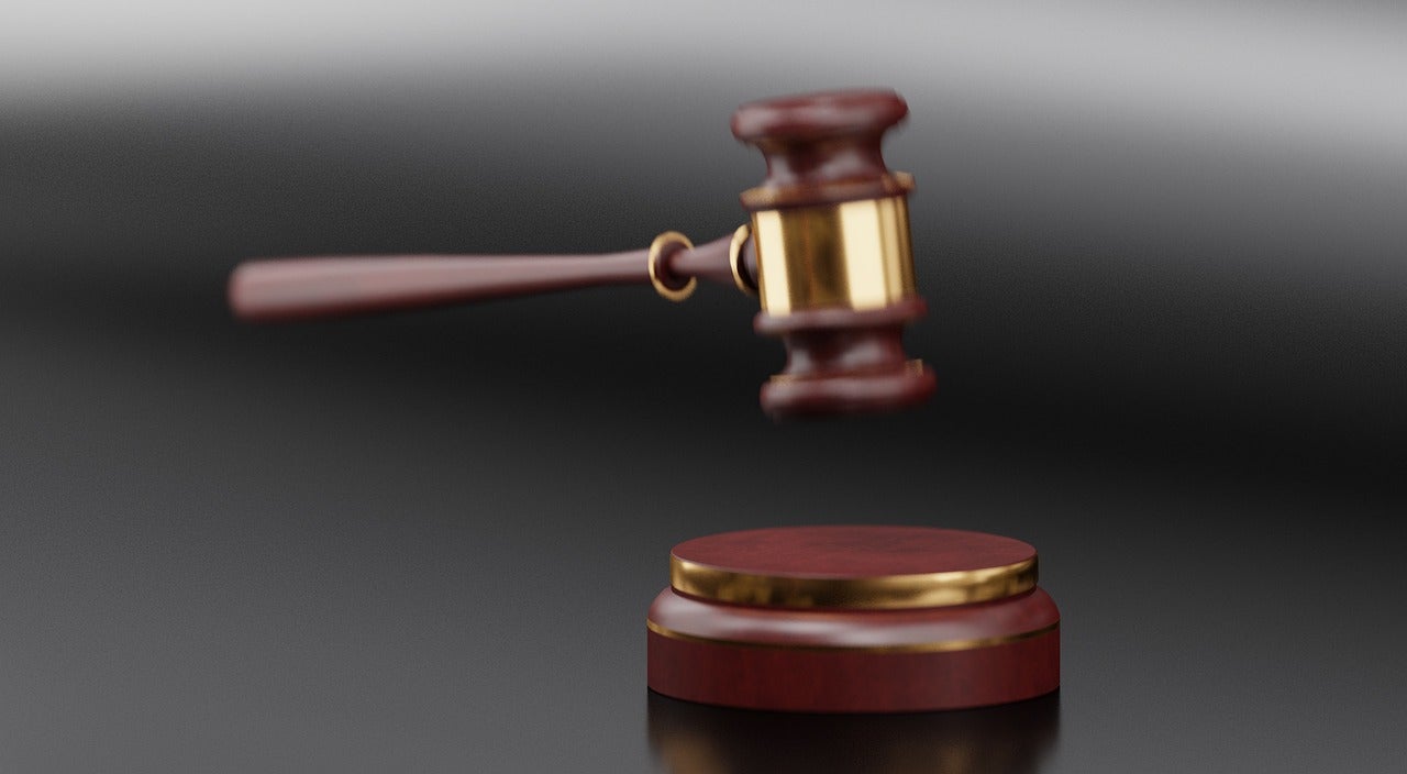 El judici per l'estafa del fals suïcidi quedarà vist per a sentència quan el president el tribunal piqui el taulell amb una maça com aquesta / Pixabay