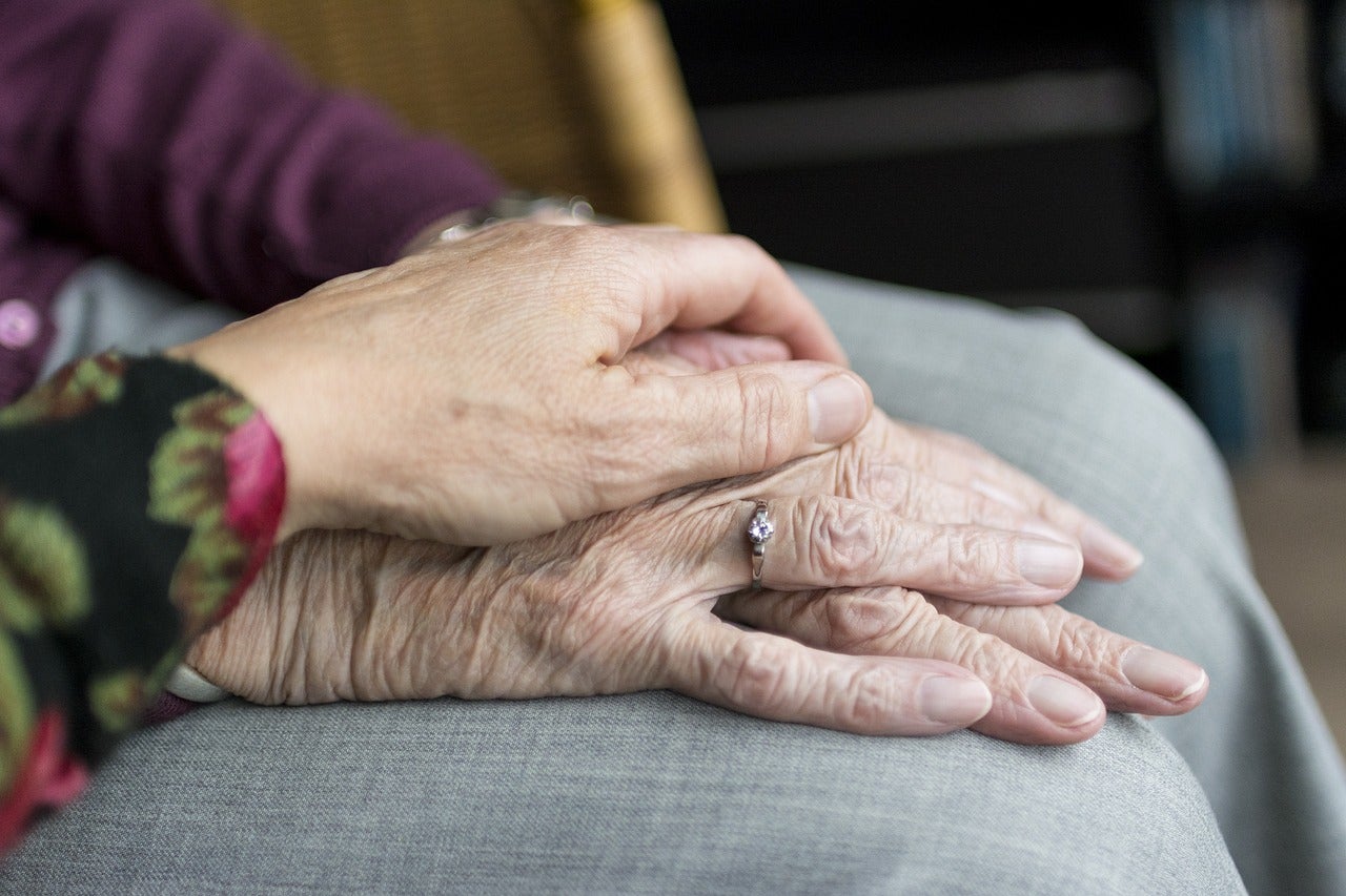 El tracte a les persones grans residents en geriàtrics és una de les coses que més preocupa els familiars i en alguns casos acaba en denúncia i en el tancament del centre / Sabine van Erp / Pixabay 