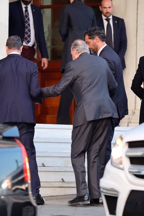 Joan Carles, ajudat per dos homes per poder caminar - Europa Press