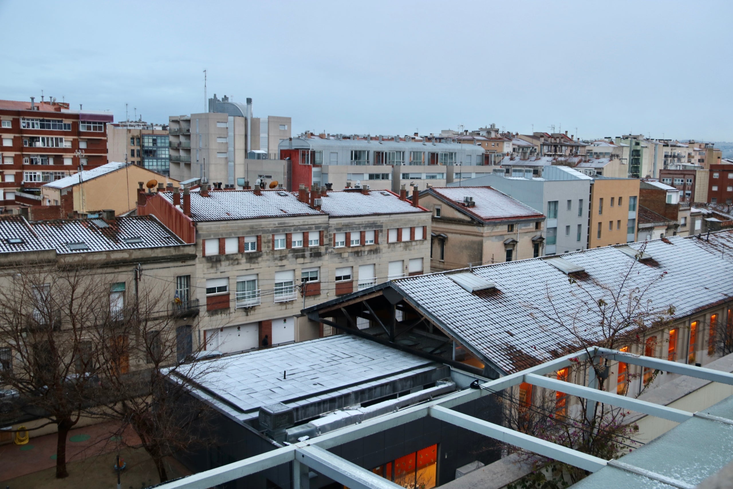 Teulades de Sabadell enfarinades després de la nevada d'aquest dilluns, 27 de febrer | ACN (Albert Segura)