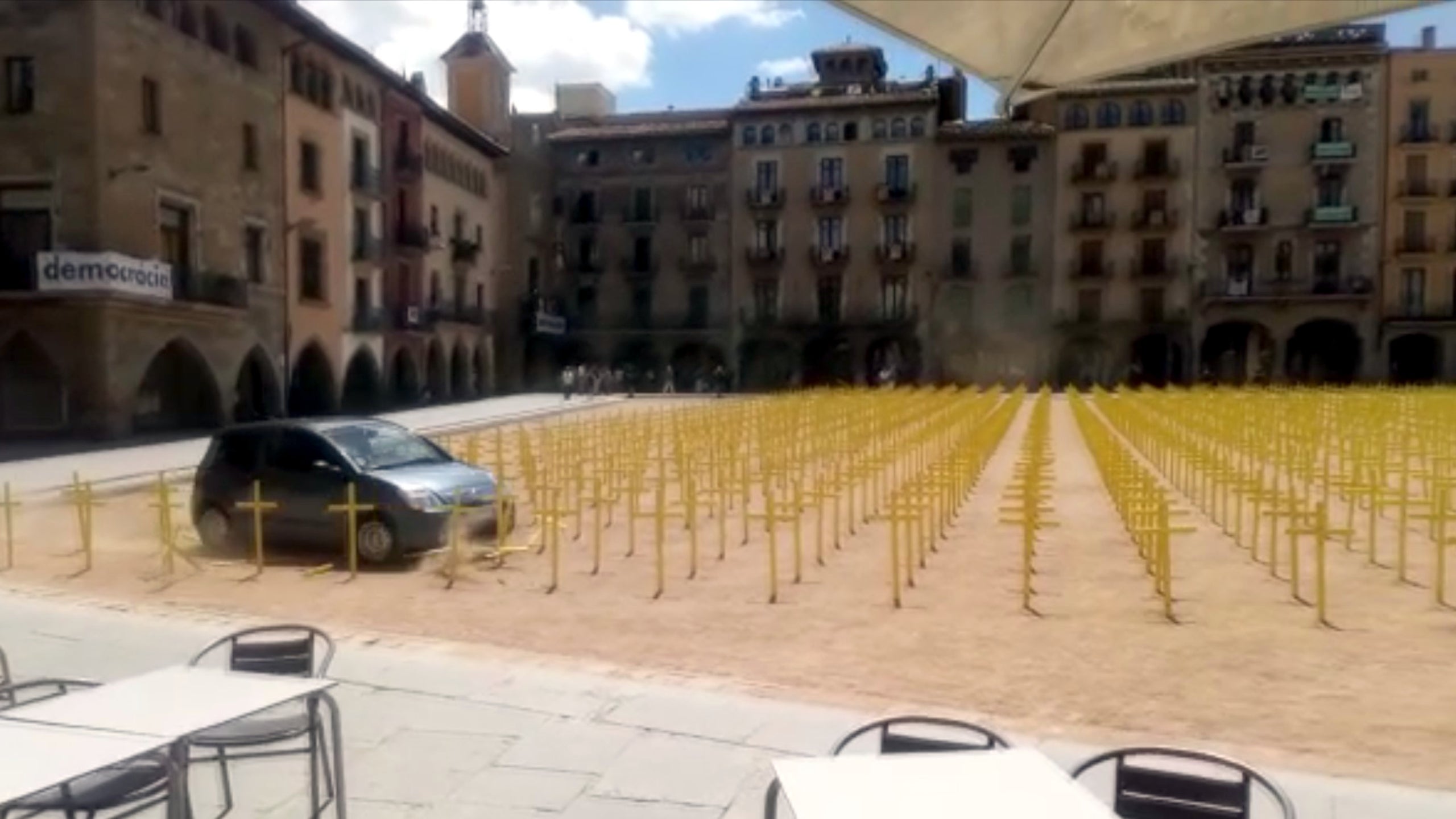 Captura de pantalla del moment en què un vehicle irromp a la Plaça Major de Vic i arrasa amb part de les creus grogues el juliol de 2018