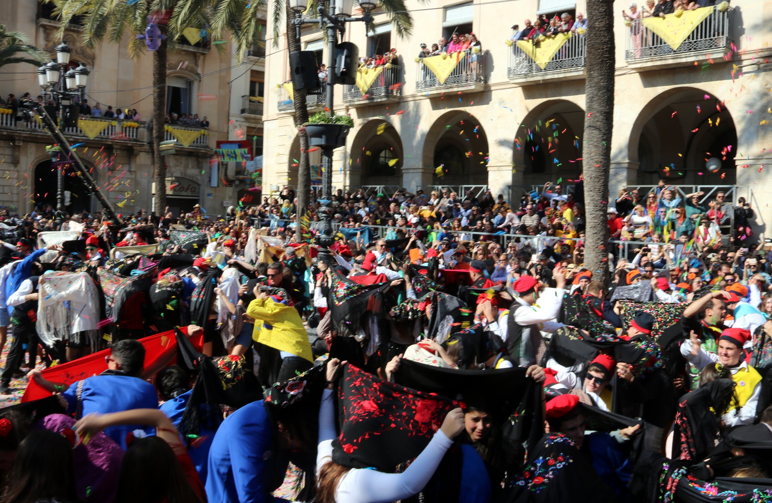 Imatge d'una de les batalles a peu de plaça el 23 de febrer de 2020 a Vilanova i la Geltrú | ACN