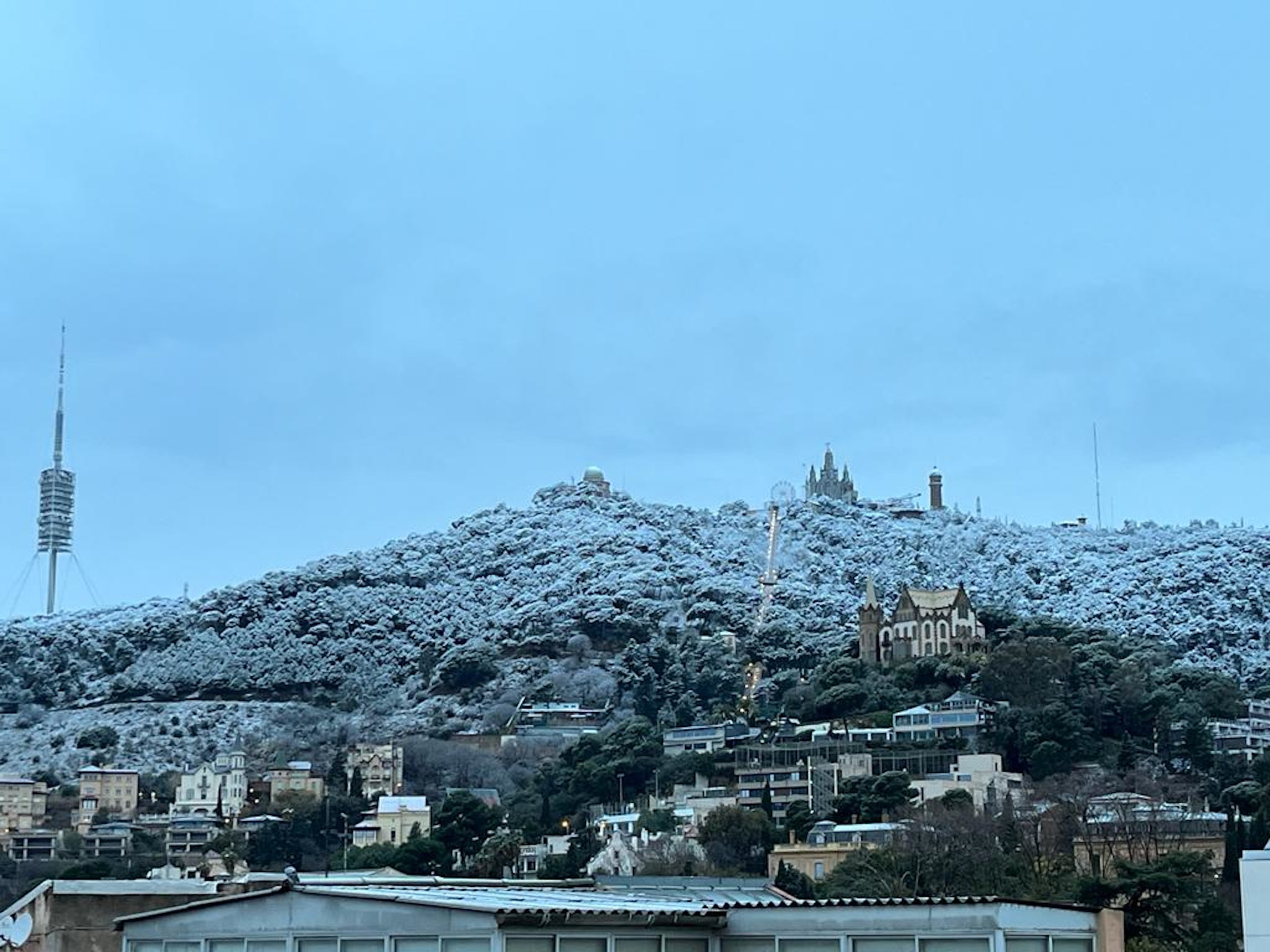 Pla general del Tibidabo enfarinat després de la nevada d'aquest dilluns 27 de febrer | Cedida a l'ACN per Carlos Foradada