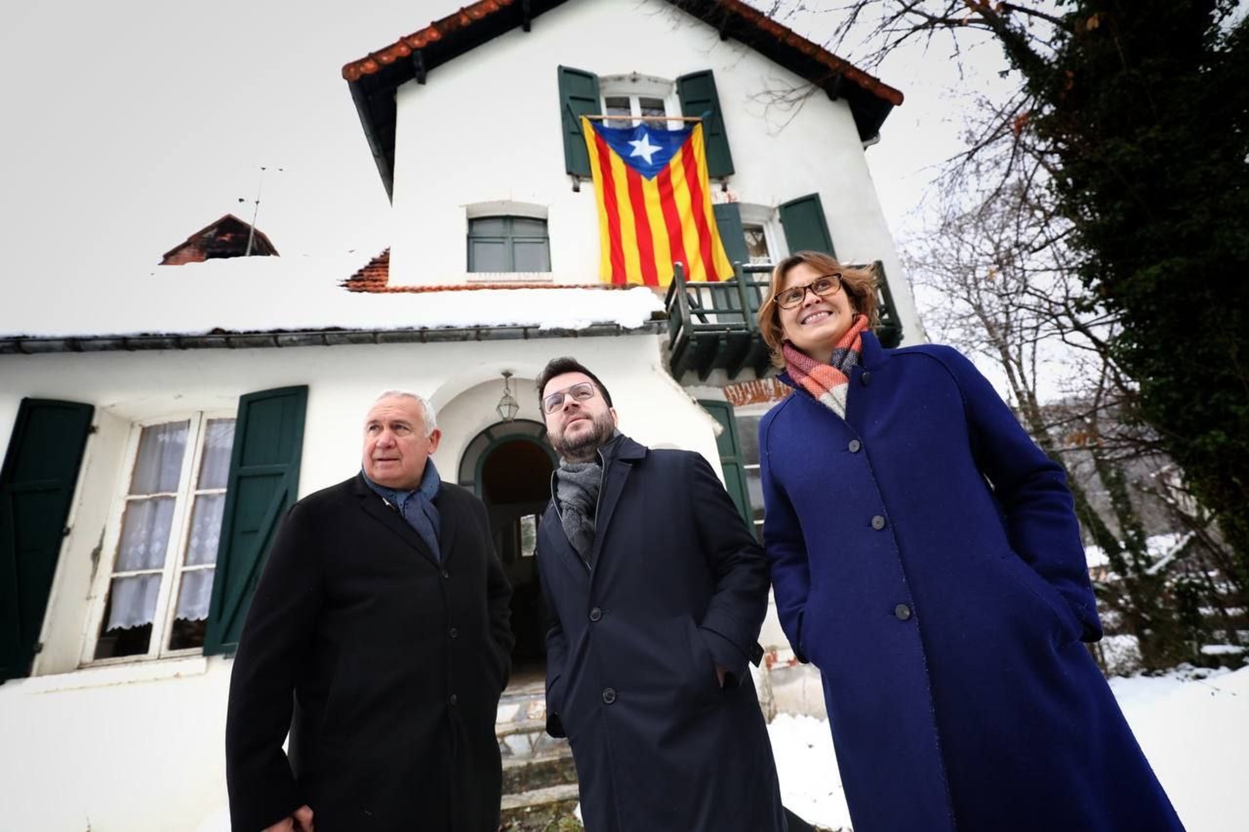 El president de la Generalitat, Pere Aragonès, acompanyat de la consellera Meritxell Serret i del director de la Casa Macià, Lluís Puig, visiten la Casa Macià de Prats de Molló  / Govern