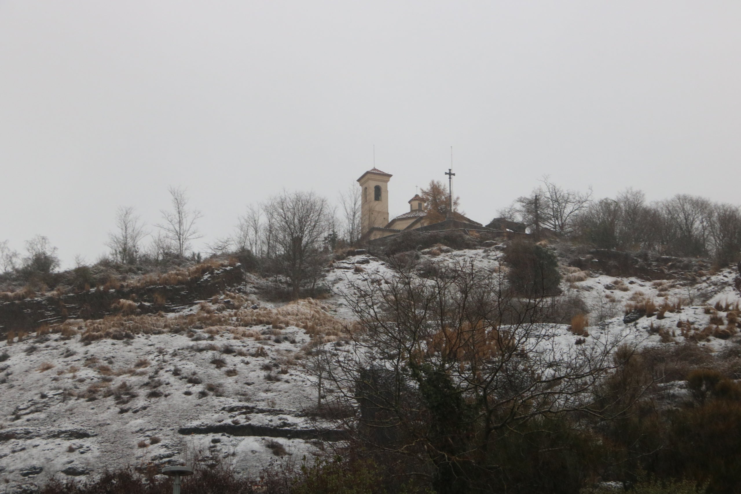 L'ermita del volcà Montsacopa d'Olot, enfarinat per la nevada del 7 de febrer | ACN (Gemma Tubert / Xavier Pi)