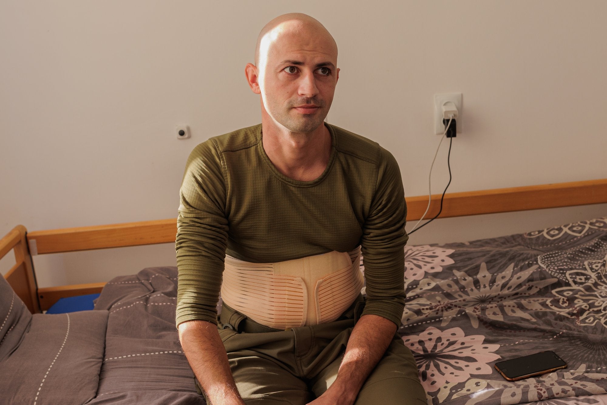 En Ruslan va començar a formar part de la milícia ucraïnesa com a voluntari quan va començar la guerra. Primer va estar servint a la zona est d'Ucraïna fins que, des d'octubre, van enviar la brigada a la primera línia de batalla. El 22 de gener va ser ferit en combat, com molts dels seus companys, relata. Després, ho van enviar a l'hospital de Kramatorsk per operar-ho. De Kramatorsk va ser enviat en condicions pèssimes fins a l'hospital de Dnipro, on ho van estabilitzar.