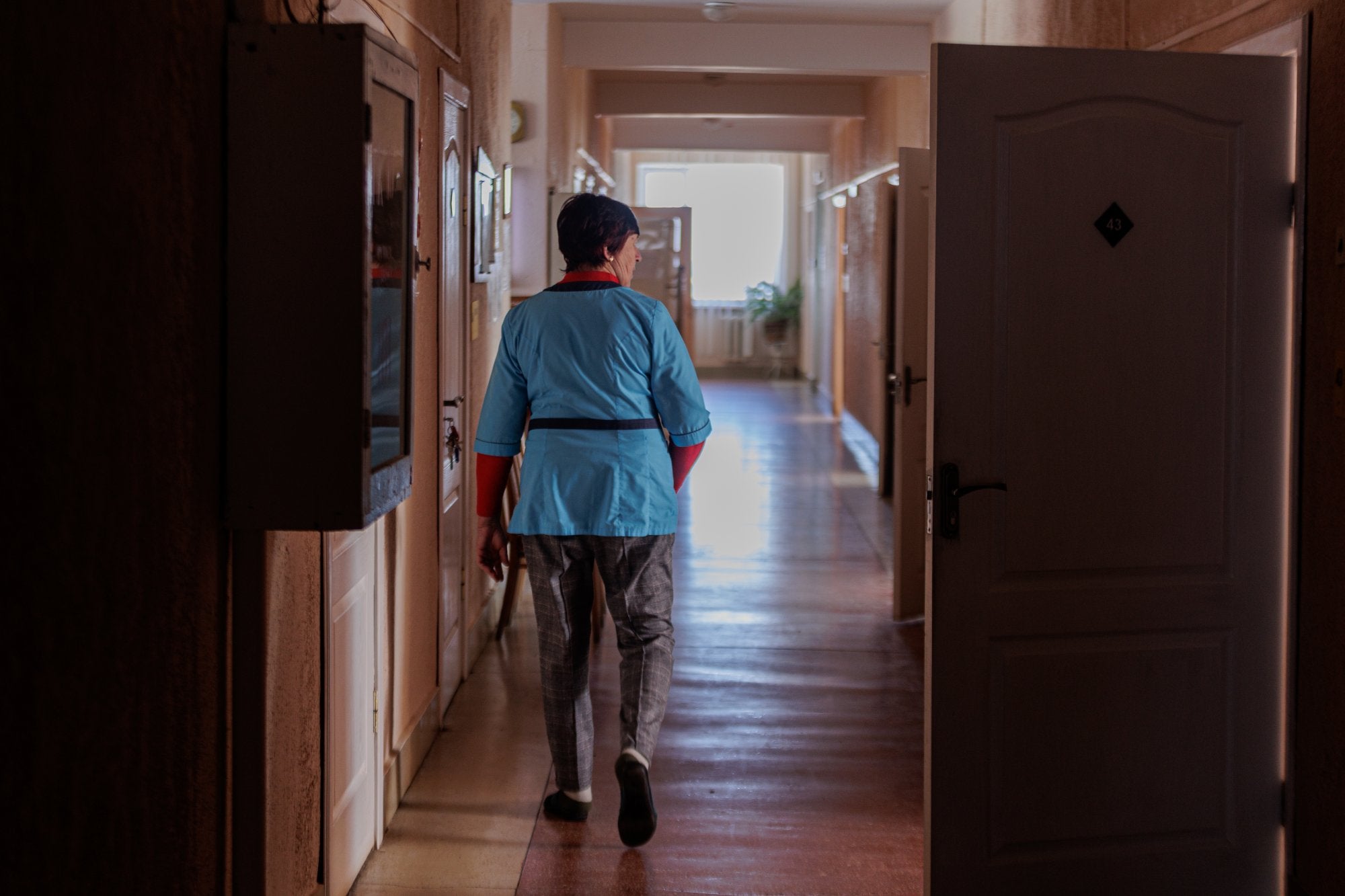 Es tracta d'un edifici de certa antiguitat, de terres marbrats color beix i vermell que simulen una catifa, parets amb gotelé i sostres alts que permeten sentir el ressò del so dels passos i les crosses recolzant-se contra el terra. En aquest hospital treballen diferents professionals per oferir una atenció mèdica completa: des d'infermeres fins a traumatòlegs, passant per cirurgians o fisioterapeutes.