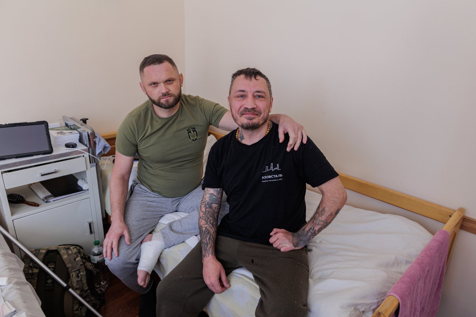 Agafant Vitaly amb el braç esquerre amb afecte, Peter, un dels soldats estrangers mobilitzats al capdavant des de l'inici de la guerra. Vivia a Berlín i, un cop el conflicte armat es va iniciar, va venir a Ucraïna a instruir soldats. Més tard, va lluitar a Kharkiv-Srinatrymak i Izum, on va ser ferit i enviat a l'hospital.