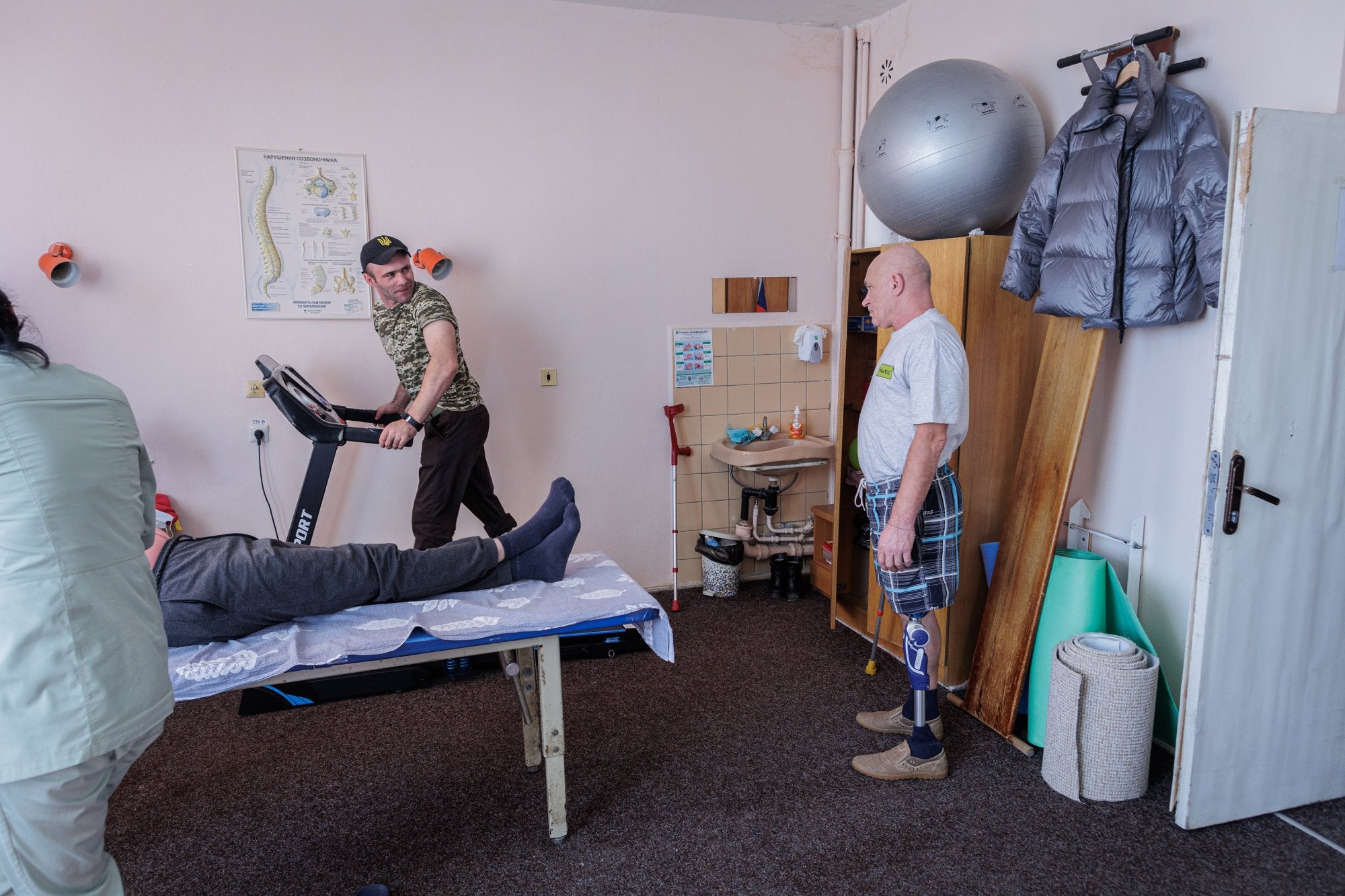 Aquesta és una de les sales del complex hospitalari de Truskavets on els pacients realitzen les seves sessions de rehabilitació. La recuperació física després de perdre una extremitat requereix un cert temps. Així mateix, psicològicament també suposa un impacte; pot derivar a sentir ràbia, frustració o tristesa. No obstant això, la majoria dels interpel·lats entonen una tornada comuna entre els soldats: si pogués, tornaria al camp de batalla.