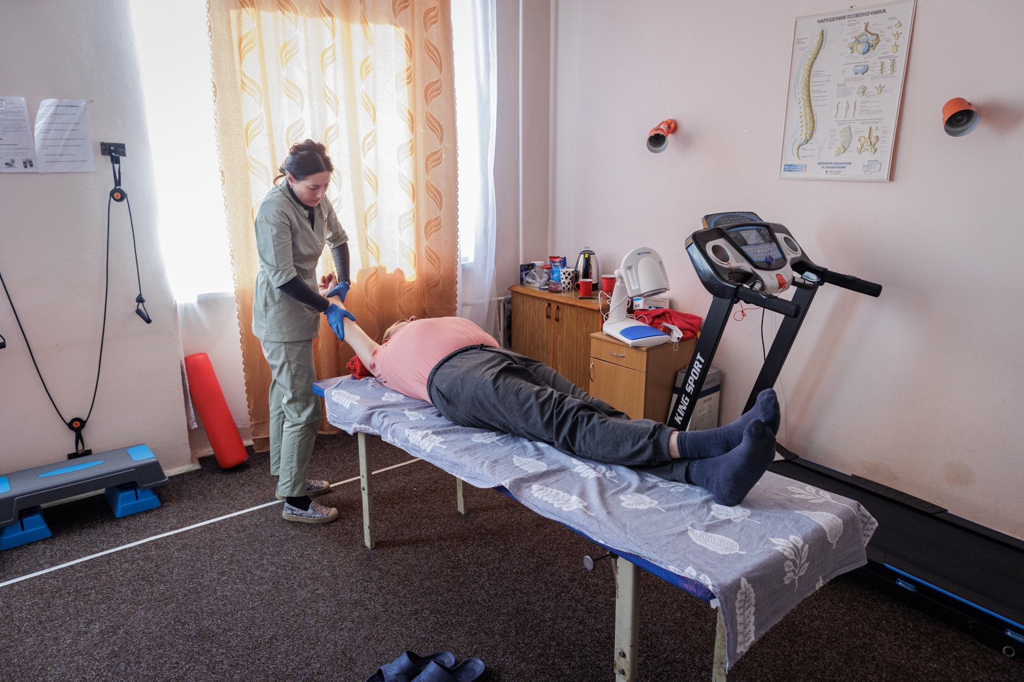 En un país amb una economia fallida, és un repte per als hospitals ucraïnesos, també atacats i mancats de personal, proporcionar una atenció adequada enmig de l'augment d'una necessitat que creix diàriament.