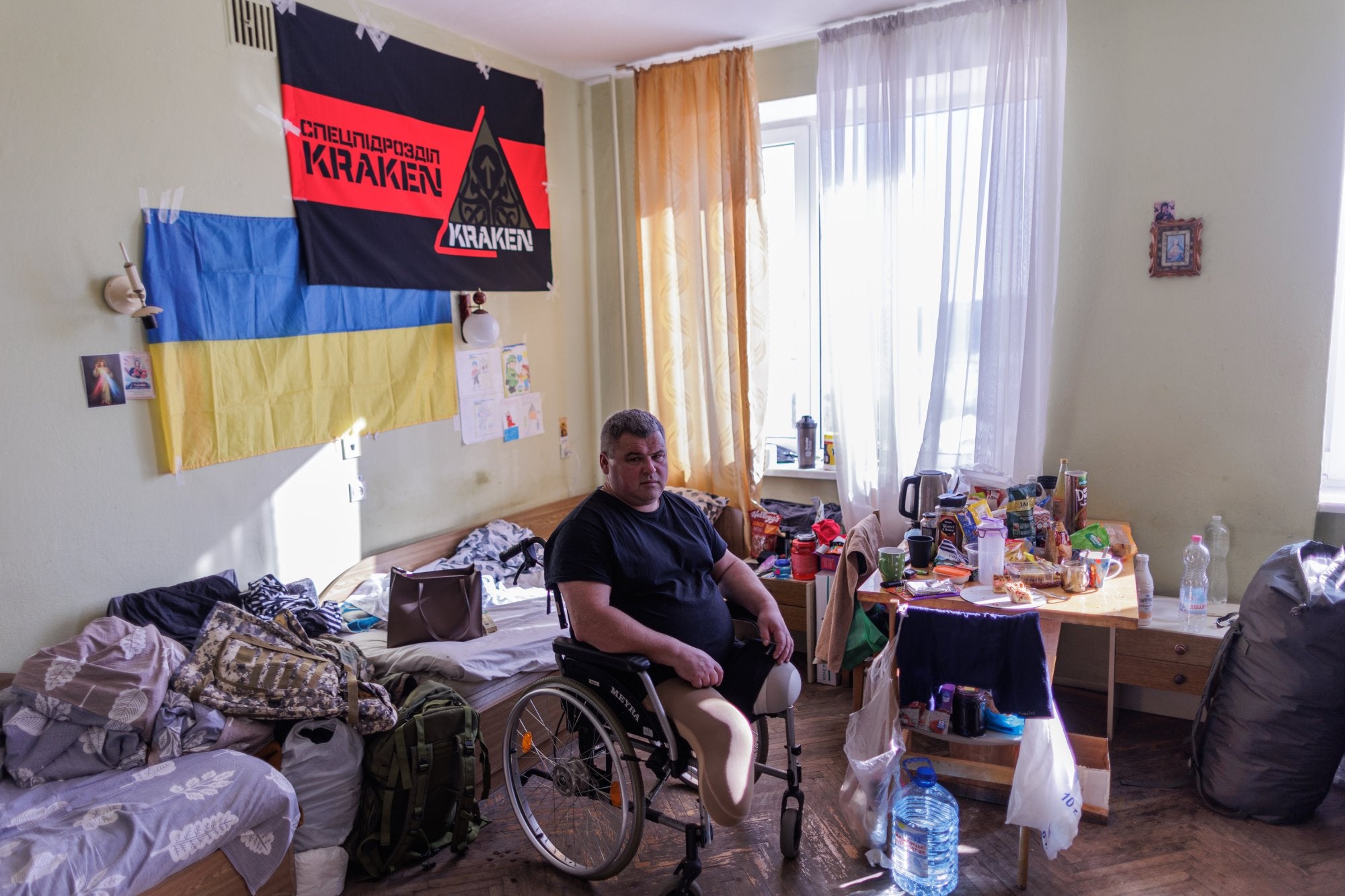 Volodimir és un dels múltiples soldats que han perdut una extremitat al camp de batalla. Encara que no hi ha dades exactes sobre la xifra d'amputats, la demanda de rehabilitació i pròtesi creix diàriament. Alguns amputats pateixen dolors fantasma: una sensació de dolor a l'extremitat absent. A més, altres problemes físics que es poden donar després de la pèrdua d'una extremitat inclouen complicacions per la cirurgia o problemes de la pell en cas que es faci servir una extremitat artificial o pròtesi, la qual requereix temps per aprendre a usar-la.