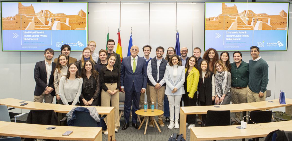 L'ambaixador d'Aràbia Saudita a Espanya, Azzam bin Abdul Karim Al-Gain, amb els alumnes de la IE University