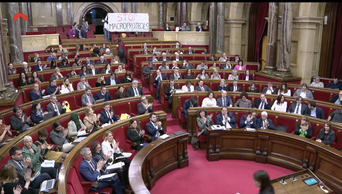 La pancarta contra els macroprojectes desplegada al Parlament durant el debat de les esmenes a la totalitat del pressupost del 2023 / Canal Parlament