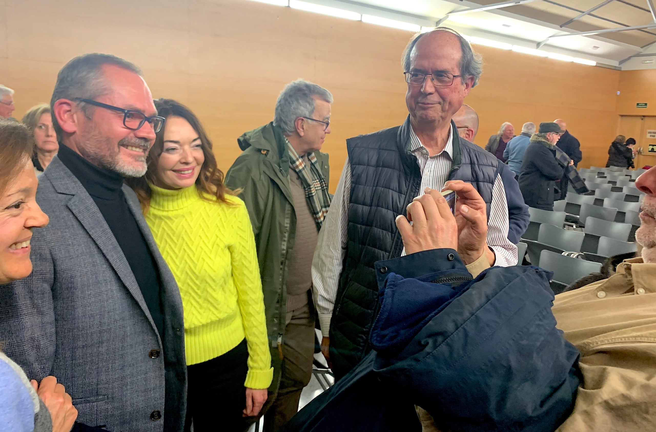 Dos asistentes al acto de Sabadell de Josep Costa i Albano-Dante Fachín se hacen una foto con el exvicepresidente del Parlamento después de la charla / S.B.