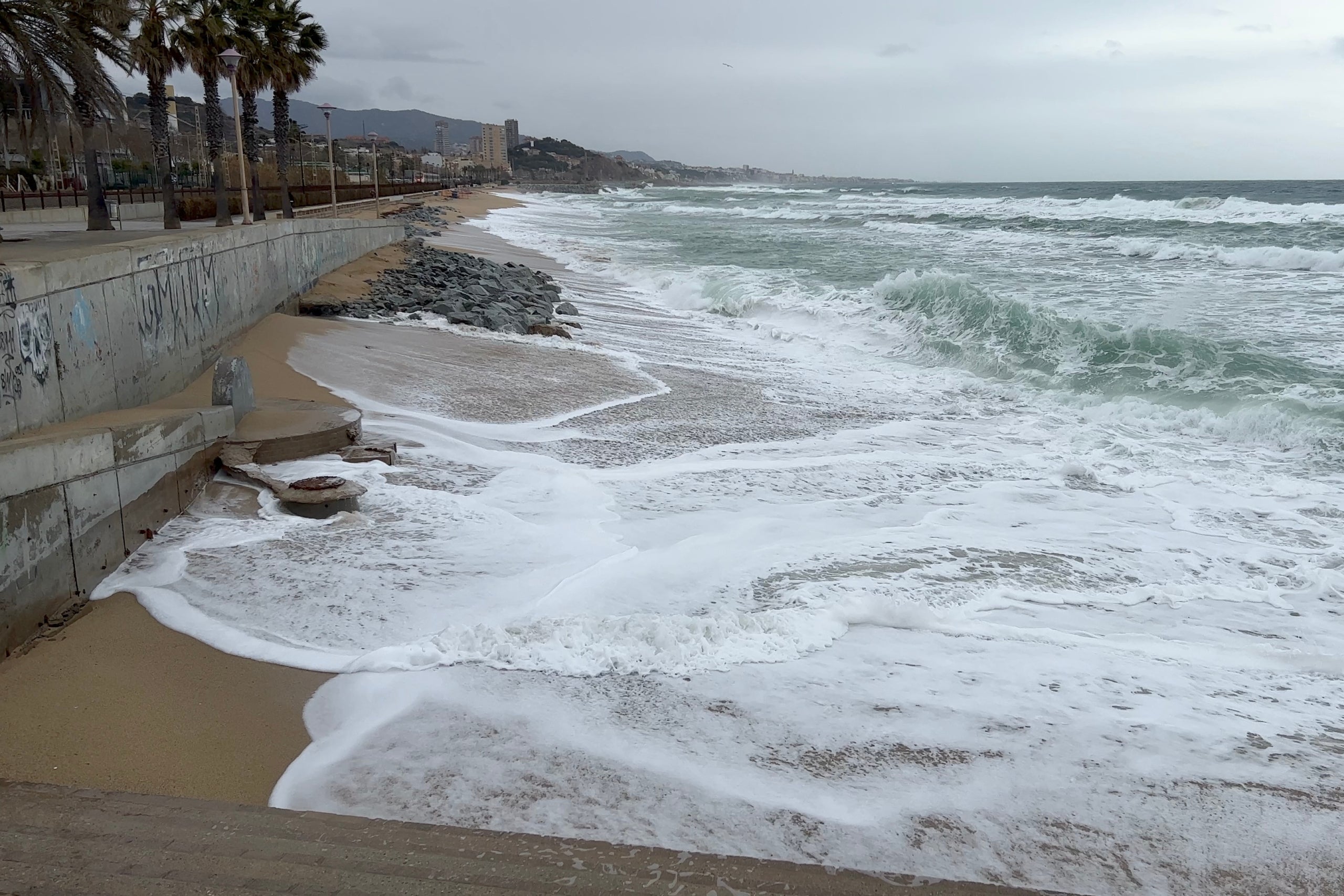 Imatge d'arxiu de la platja de la Barca Maria de Badalona durant un temporal / ACN
