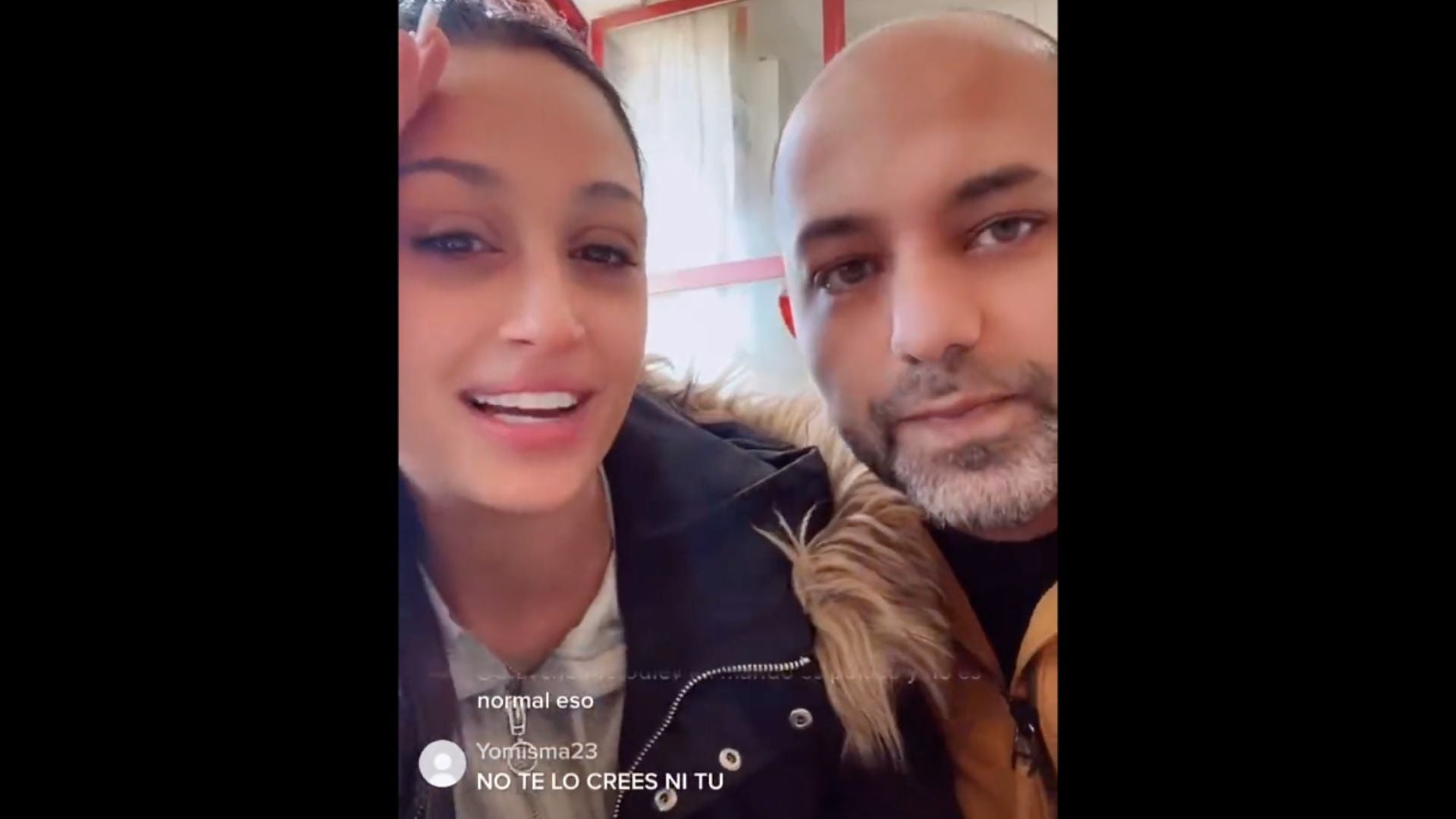 Simona amb el seu marit en un directe a Tiktok en què van afirmar que la bufetada va ser una estratègia per guanyar seguidors | Tiktok