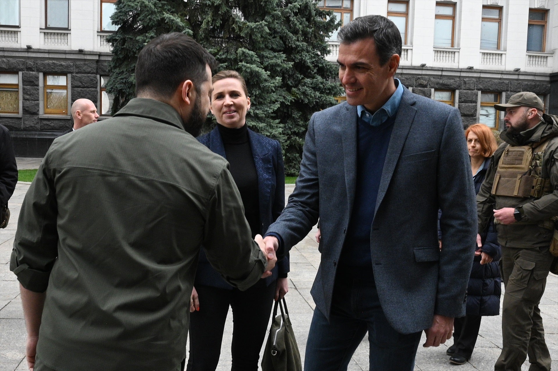 Pedro Sánchez saluda el president d'Ucraïna, Volodimir Zelenski a Kíiv a l'abril del 2022 / Pool Moncloa