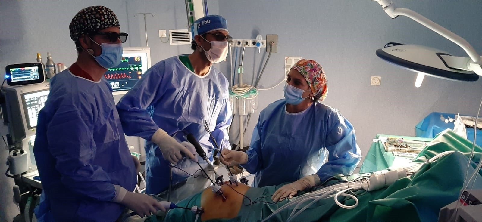 Un grupo de urólogos en una intervención / EP