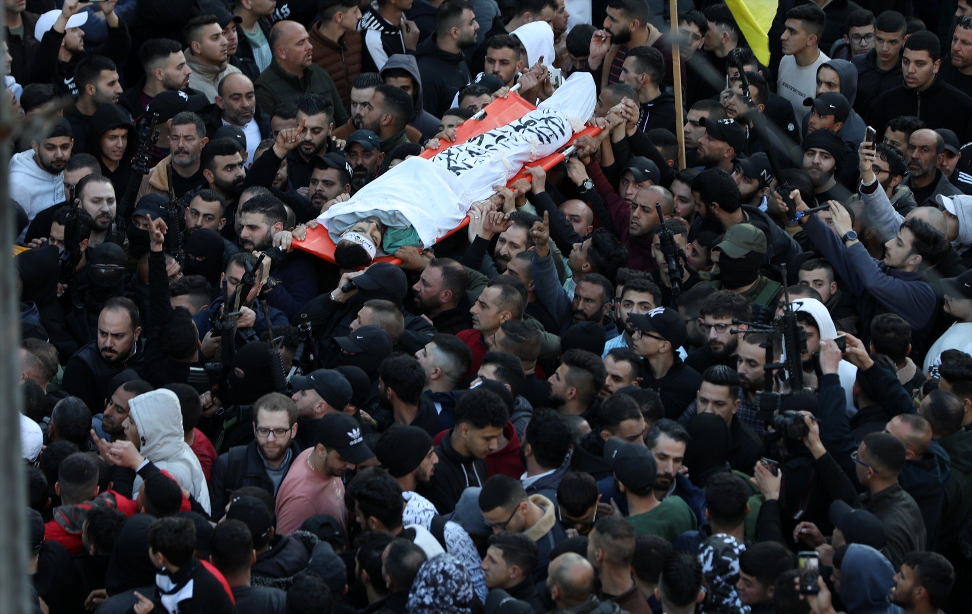 La multitud carrega el cos d'una víctima de la operació israelí a Nablús, a Cisjordània | Europa Press