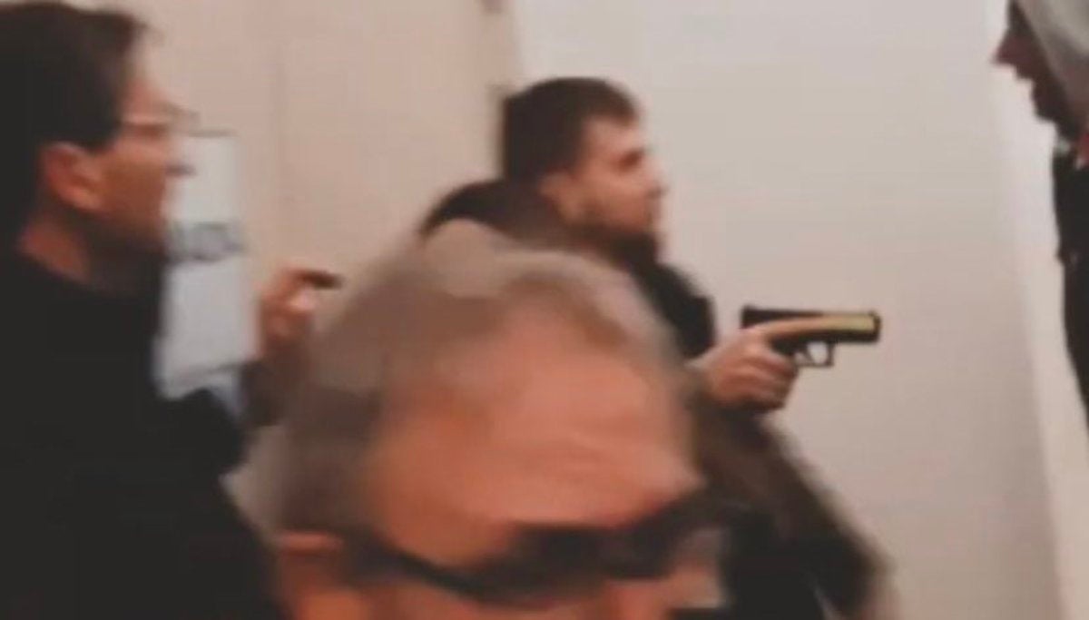 Imatge d'un vídeo on es veu el presumpte agent israelià amb una pistola a la mà / El Salto Diario