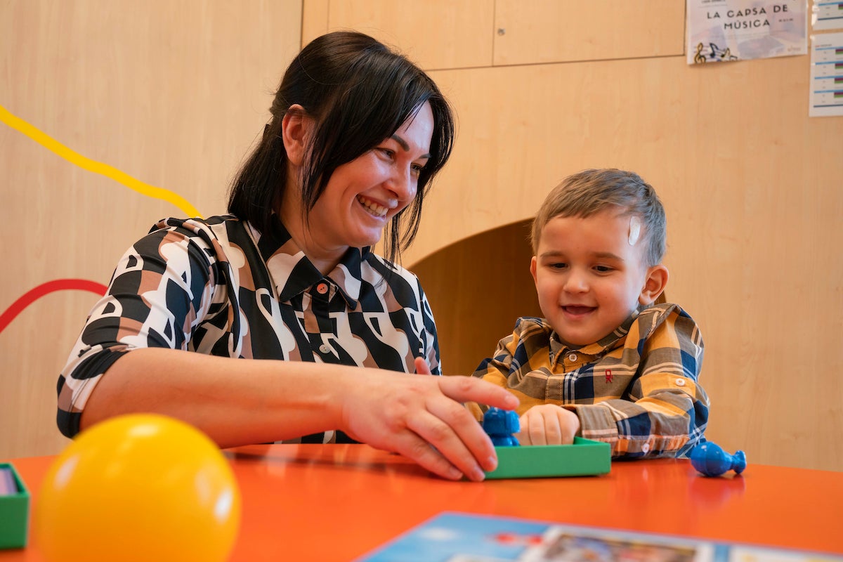 El Makar, un nen amb un tumor cerebral incurable, i la seva mare al Pediatric Center