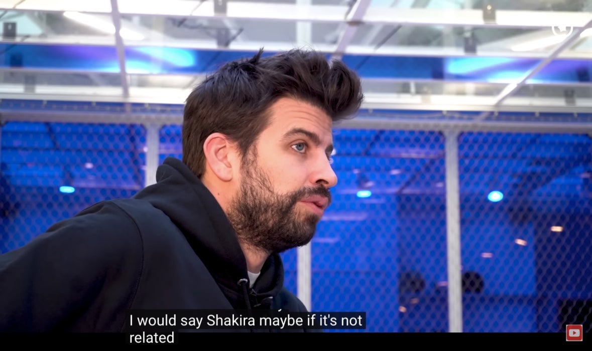 Gerard Piqué diu que Shakira és el seu contacte més famós - Youtube