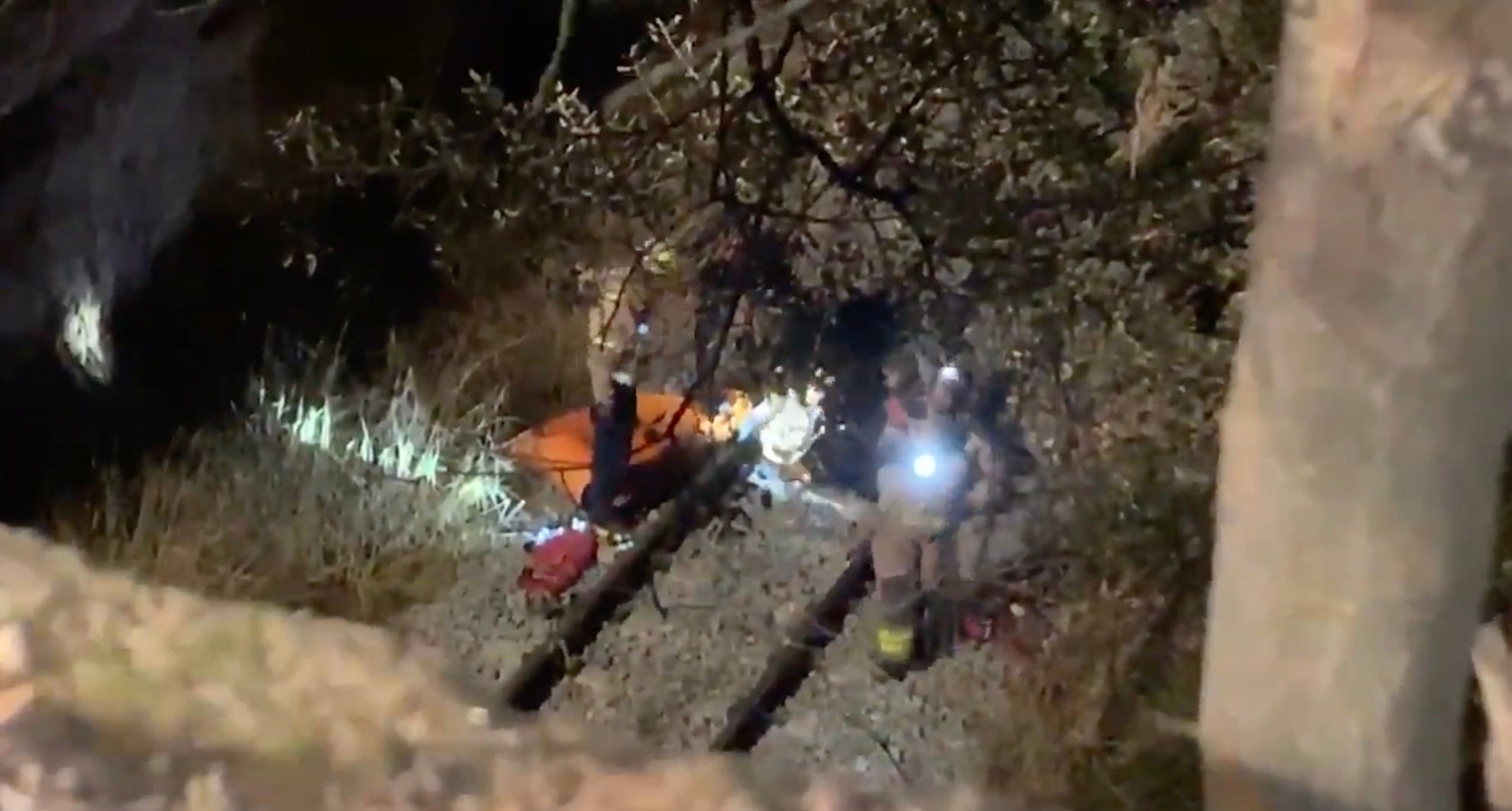Los Bomberos en un momento del rescate de Carlos cuando cayó por un barranco que llevaba a la vía del tren /CA