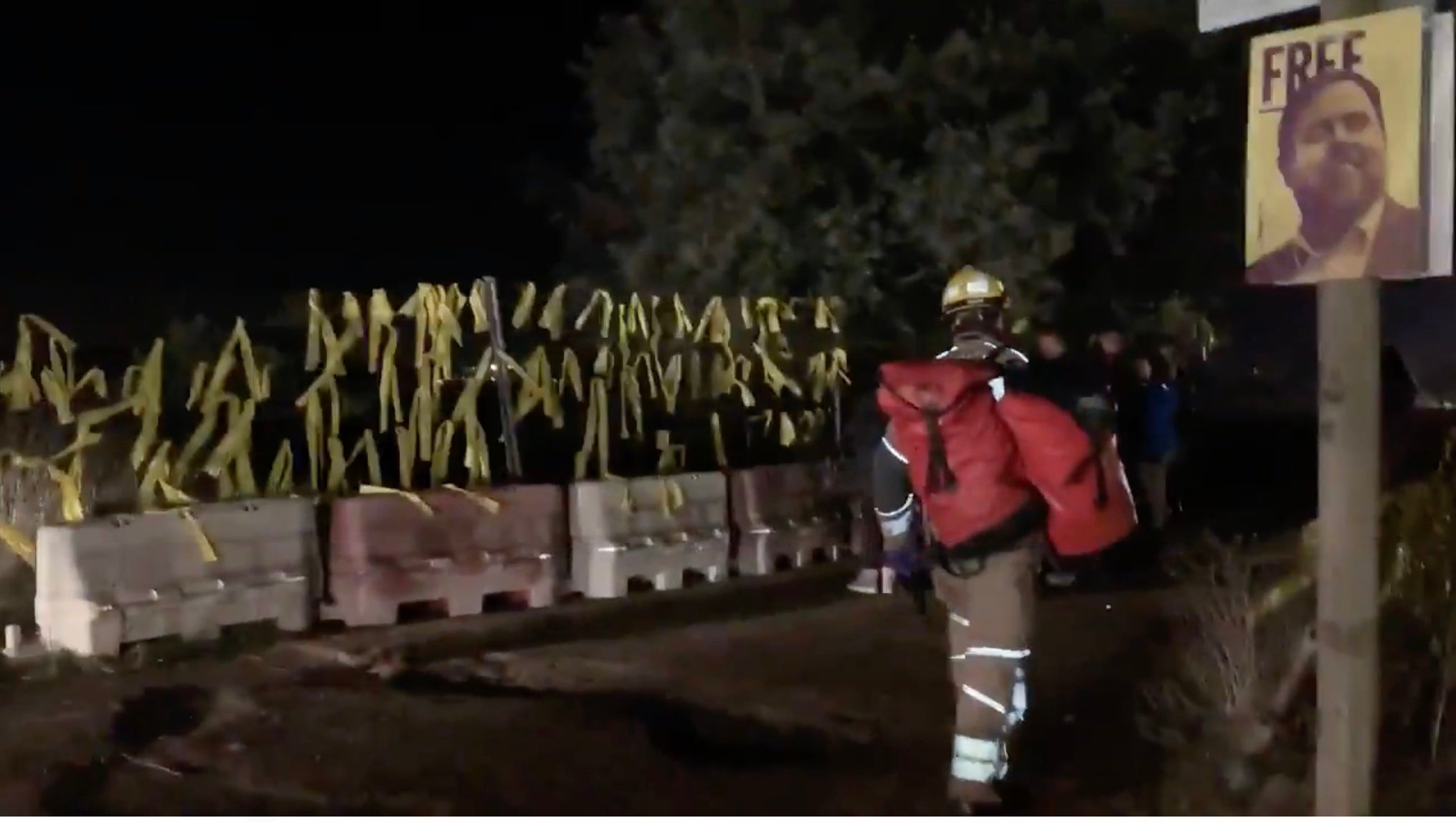 Un bombero se dirige al rescate de Carlos a Almeces/CS