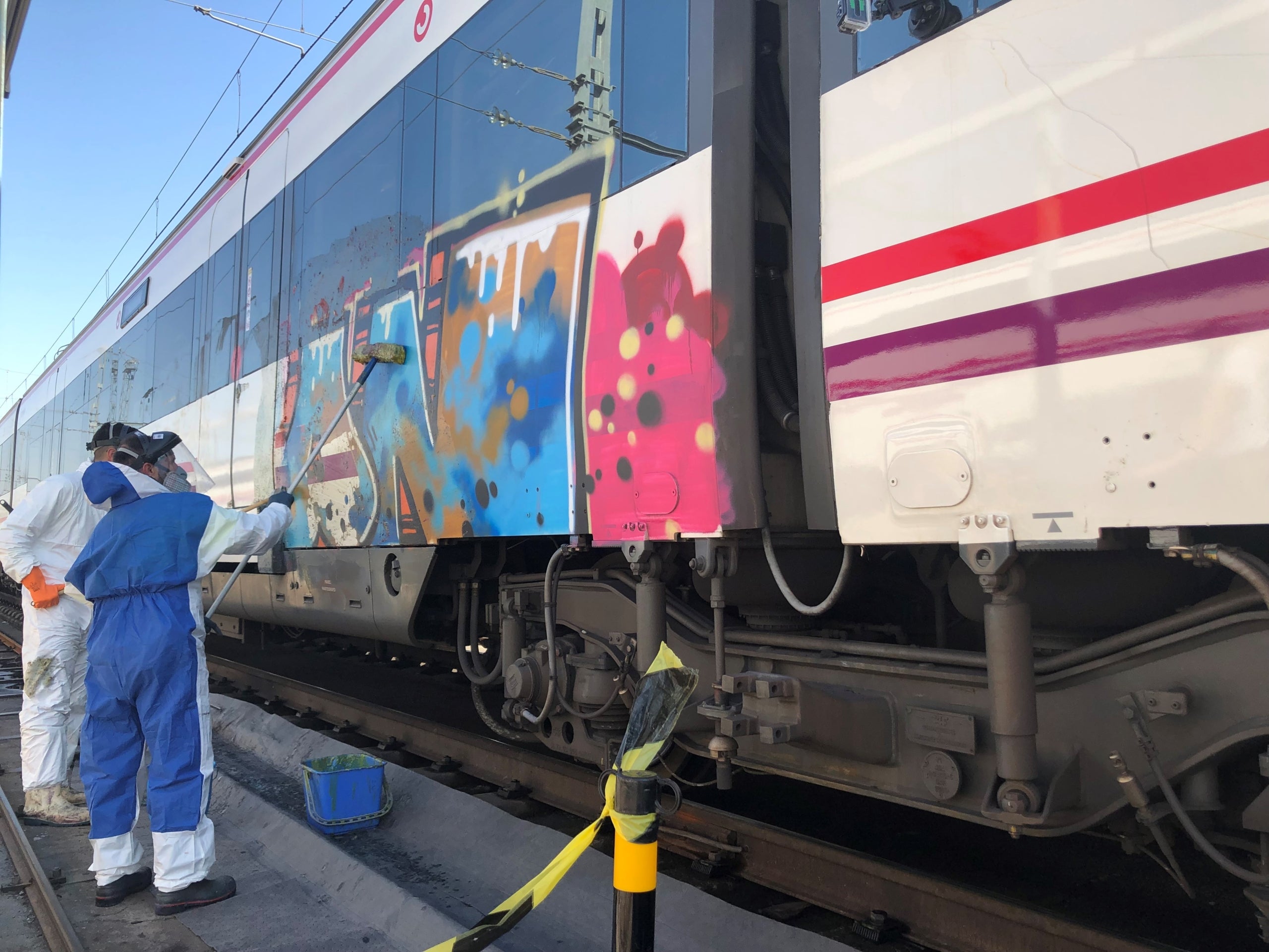 Operaris de Renfe netegen un tren ple de grafitis / Renfe  