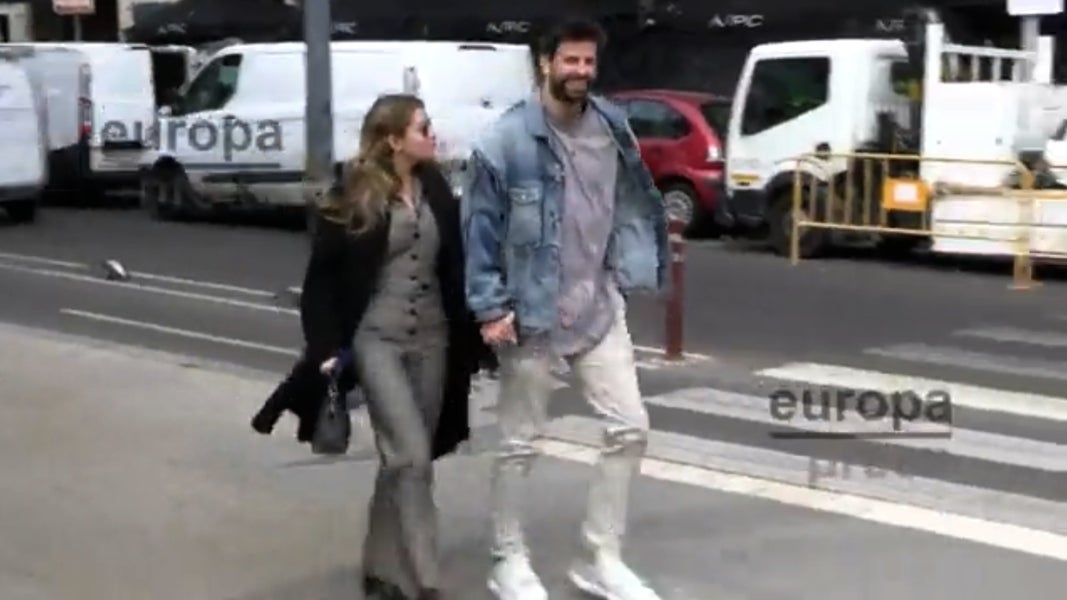 Un periodista caza a Gerard Piqué con Clara Chía paseando por Barcelona / EP