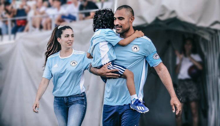 La Guillermina, el Pablo i el Pedro entren al camp durant el primer partit de la Champions for Pedrito / Cedida