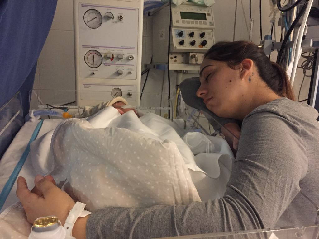 La primera vegada que la Guillermina va poder estar amb el seu fill després del part / Cedida