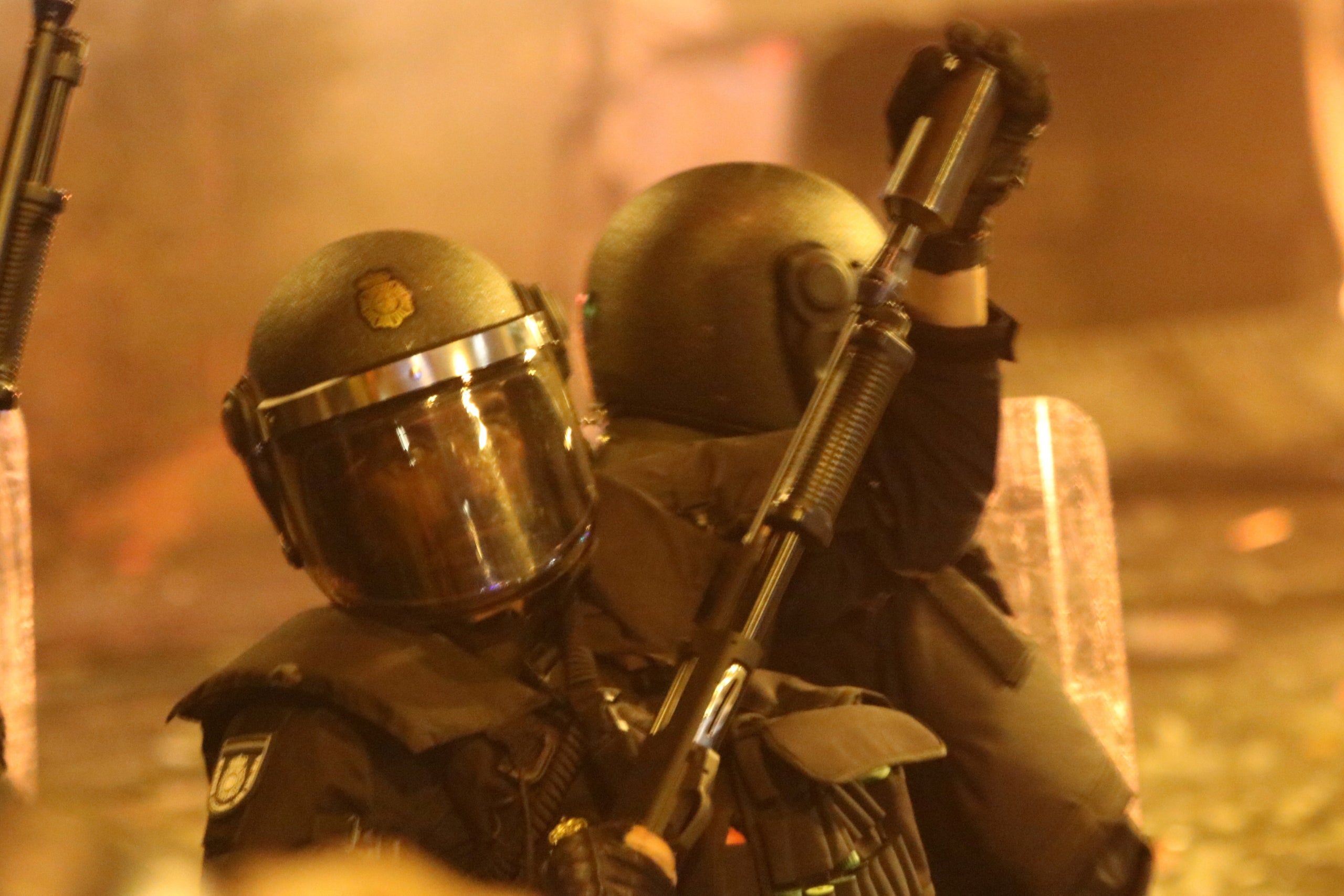Un agent antidisturbis de la policia espanyola carregant la seva arma a la Via Laietana / ACN