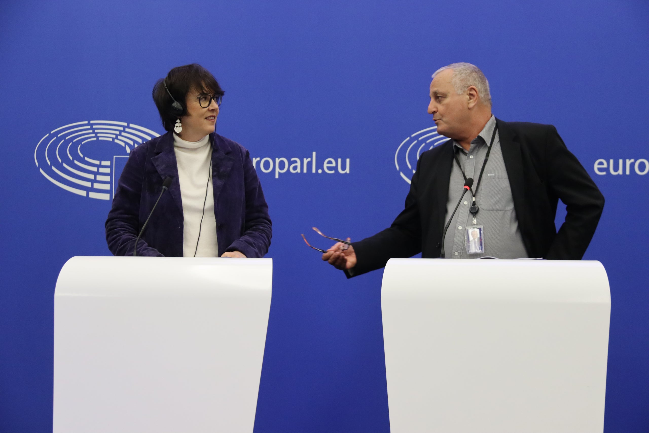 La eurodiputada de ERC Diana Riba y el representante de los Verdes François Alfonsi durante la presentación del informe sobre las lenguas regionales o minoritarias | ACN (Nazaret Romero)