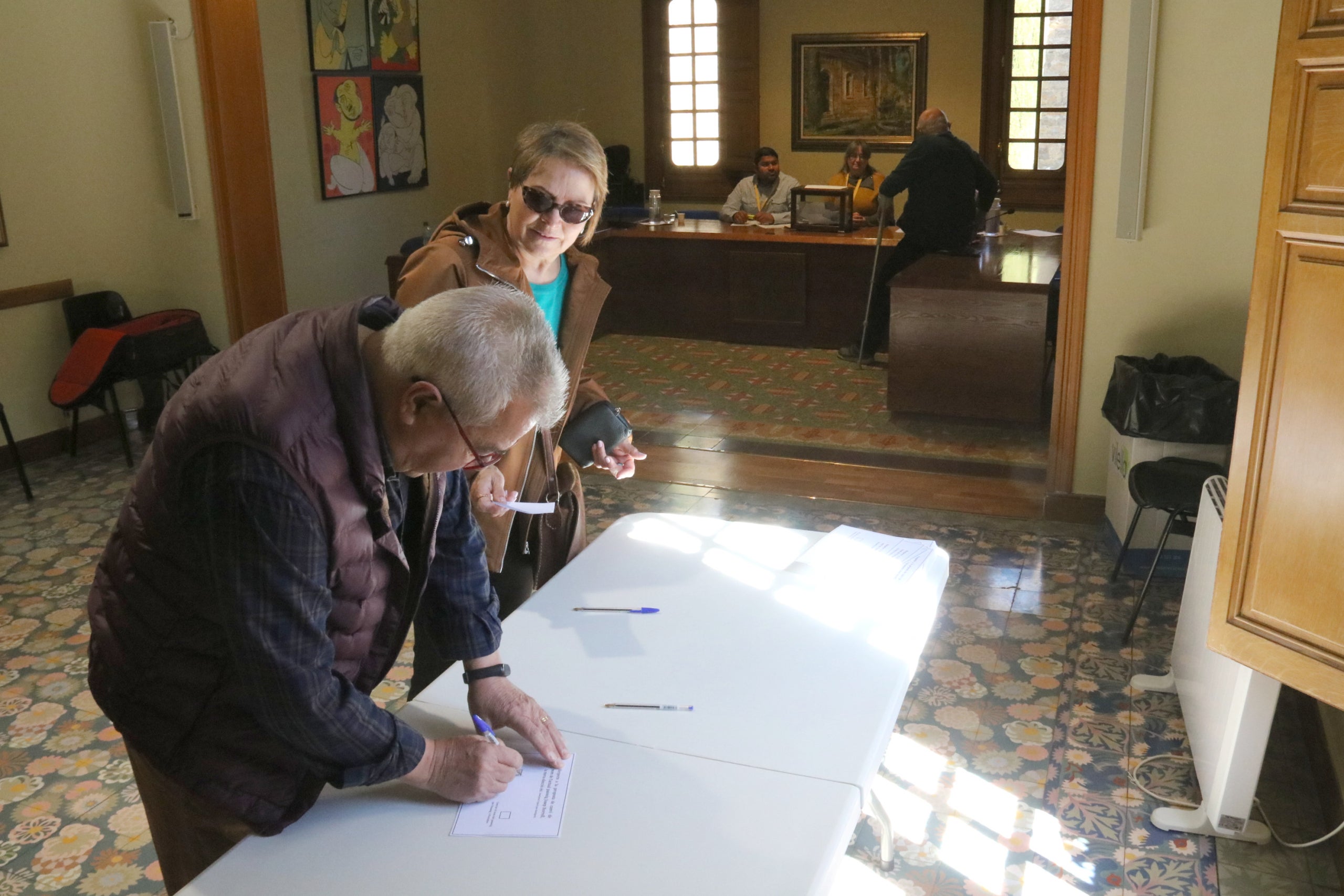 Un vecino de la Pobla de Segur vota en la consulta para cambiar el nombre del paseo Josep Borrell / ACN
