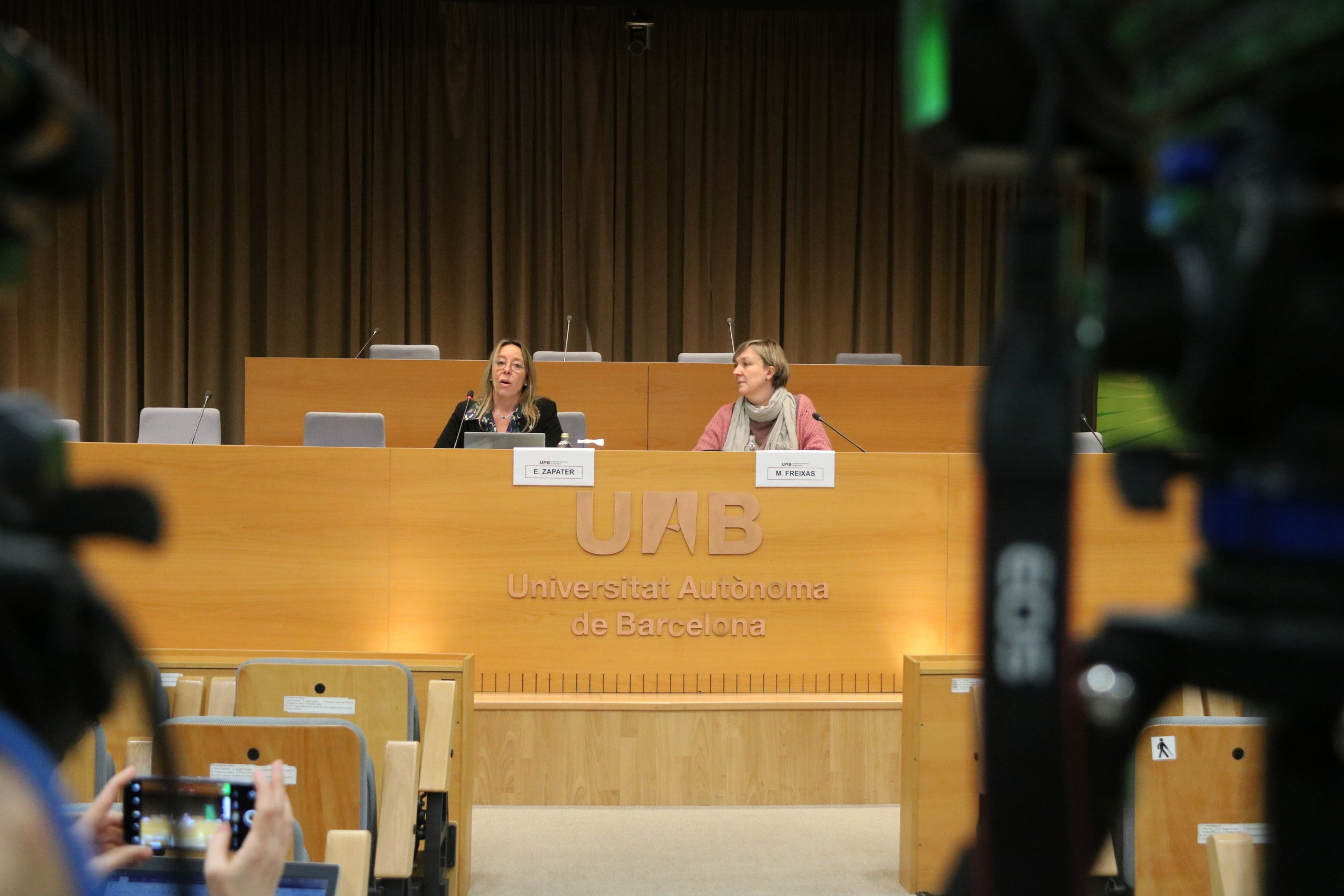 Esther Zapater, secretària general de la UAB, i Margarita Freixes, degana de la Facultat de Filosofia i Lletres, durant la roda de premsa | ACN