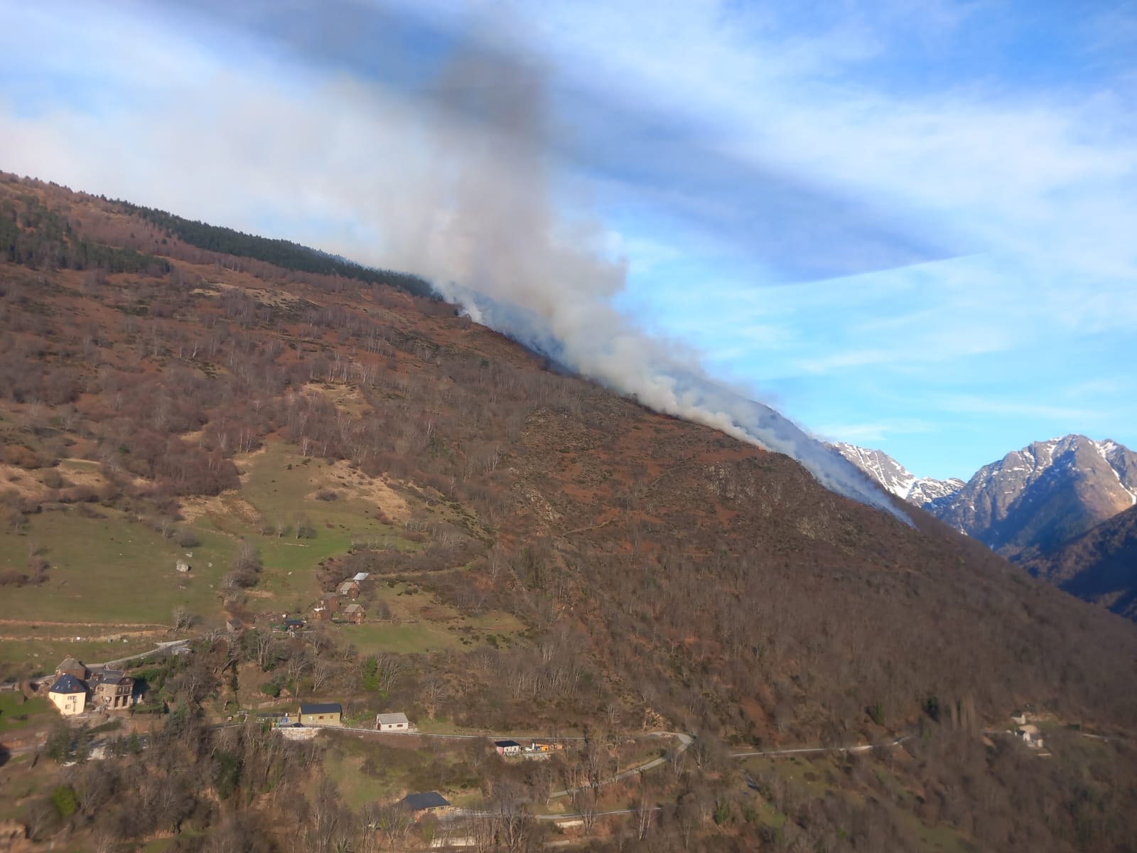 Columna de fum d'un incendi a la zona del municipi de Canejan, a la Val d'Aran

Data de publicació: dijous 16 de març del 2023, 22:47

Localització: Canejan

Autor: Pompiers d'Aran