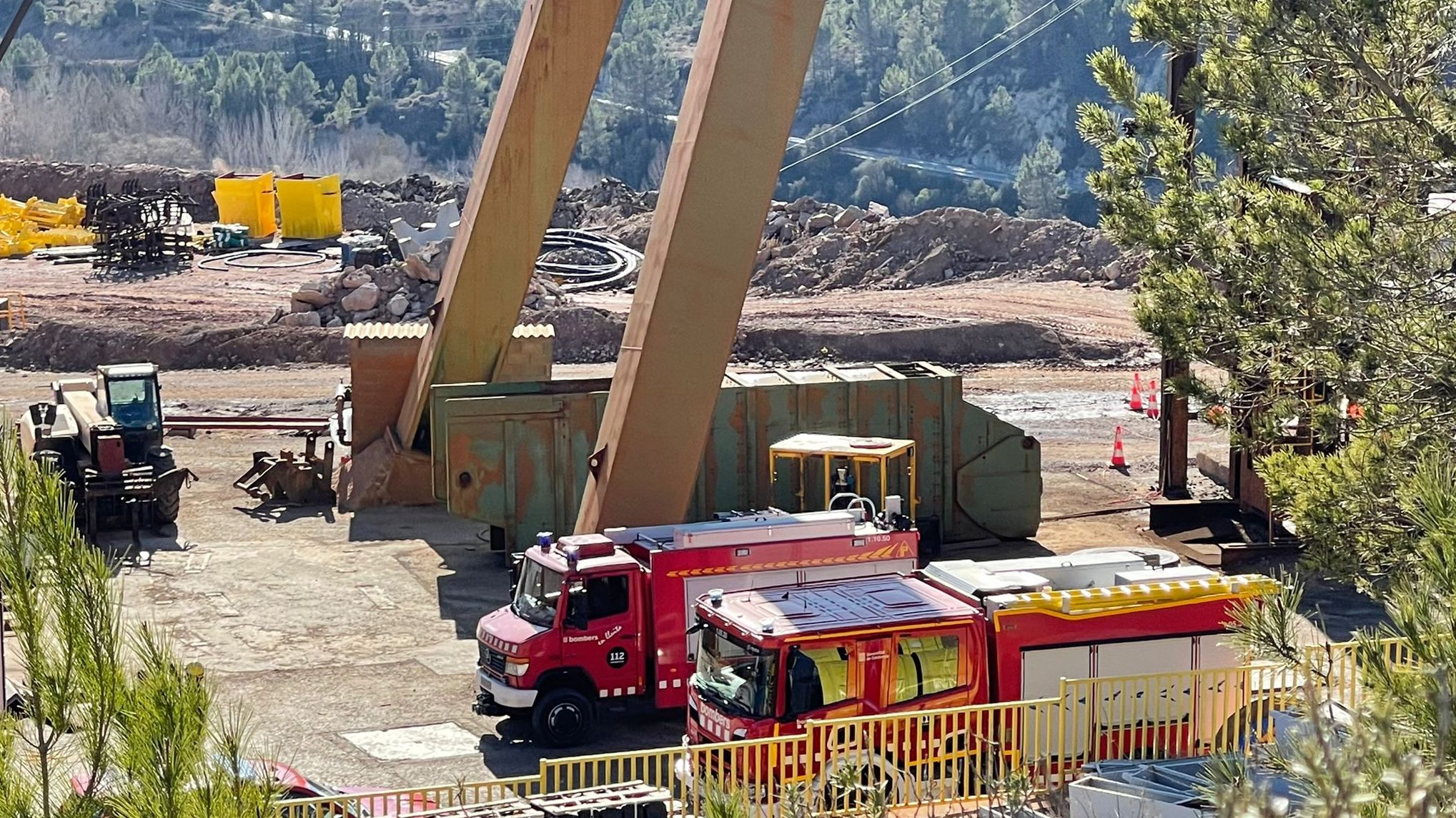 El exterior del acceso a la mina de Súria donde se ha producido un accidente mortal, con camiones de los bomberos/ Q.S.