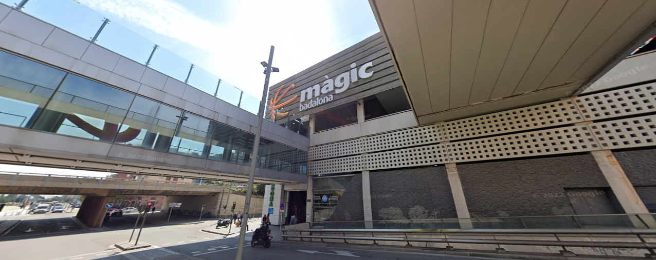 Després de la violació en grup de sis menors a una nena d'onze anys al Centre Comercial  Màgic de Badalona es van conèixer quatre casos més, l'últim aquest mateix divendres | Google Street View